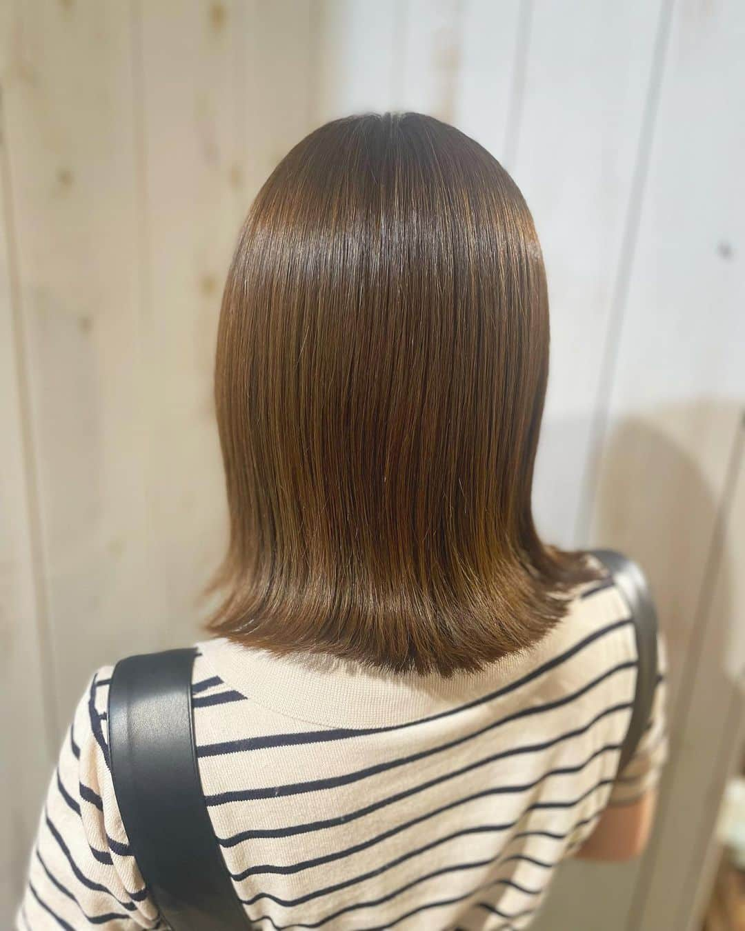 有川結女のインスタグラム：「髪のメンテナンスして来たよ💇🏻‍♀️✨ スクロールしてね☺︎  ヘアスタイルは外ハネしてもらった♡  #hair #hairstyle #髪色 #ベージュカラー #くすみカラー #透明感カラー #オリーブベージュ #ボブ #ショートヘア #ヘアアレンジ #外ハネボブ #外ハネ #ブルベ」