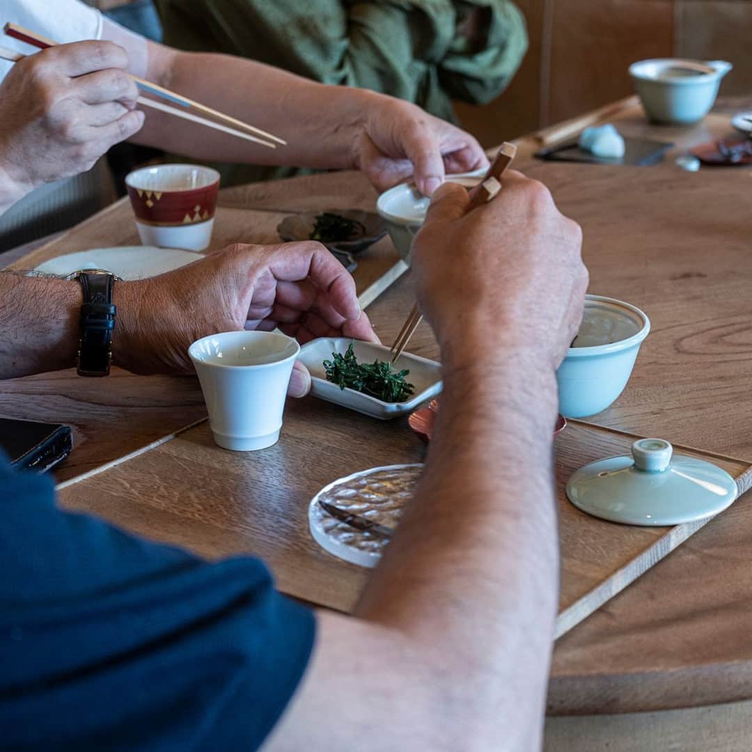 呑龍文庫ももとせさんのインスタグラム写真 - (呑龍文庫ももとせInstagram)「過日 6/4  食と器 ming @utsuwa.ming  「ヂェン先生の日常着展」に お茶を添える機会をいただきました。  そのようすを 少しずつ、ご紹介してまいります。  ----------  今回ご用意した玉露は 京都宇治産の「さみどり」という品種。  一煎目から四煎目まで 味の変化を愉しんだ後は 柔らかくなった茶葉を 召し上がっていただきました。  お席にご用意された折敷の 「間」と空のお皿、塩昆布、お箸は この時のためのものでした。  茹でた青菜のように きれいな玉露の茶葉。 そのままでもおいしいのですが 羅臼の塩昆布と一緒に召し上がると さらにおいしくなり 箸が止まらない方も。」6月17日 14時01分 - donryu.momotose