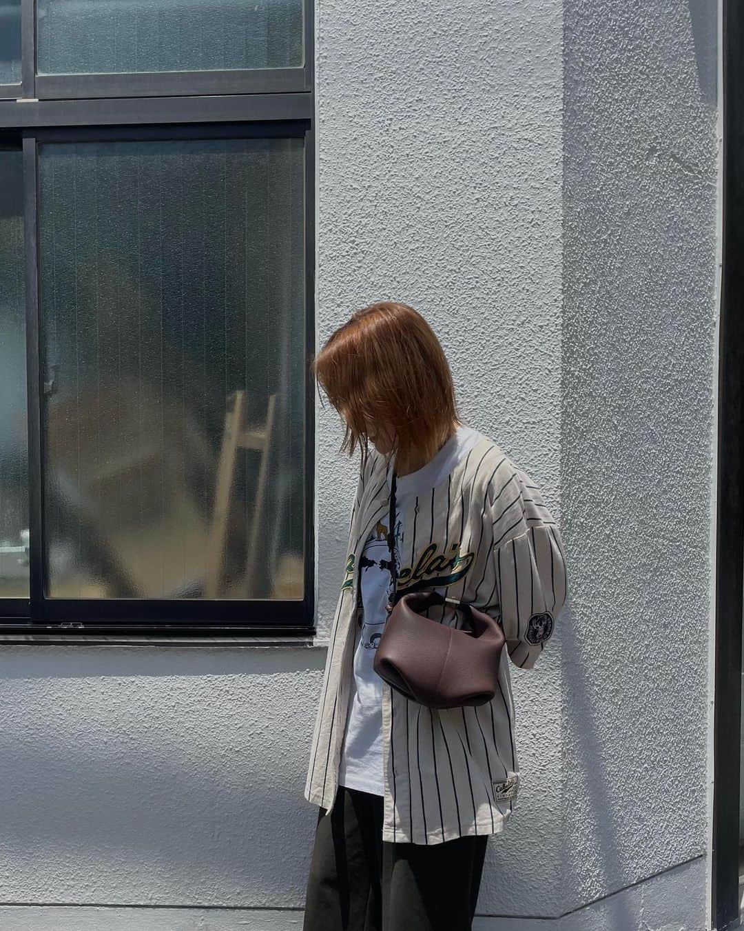 のインスタグラム：「. 髪色が好評でうれぴー❕👩🏻‍🦰🌿  bag:@polene_paris  tops:vintage #遥服」