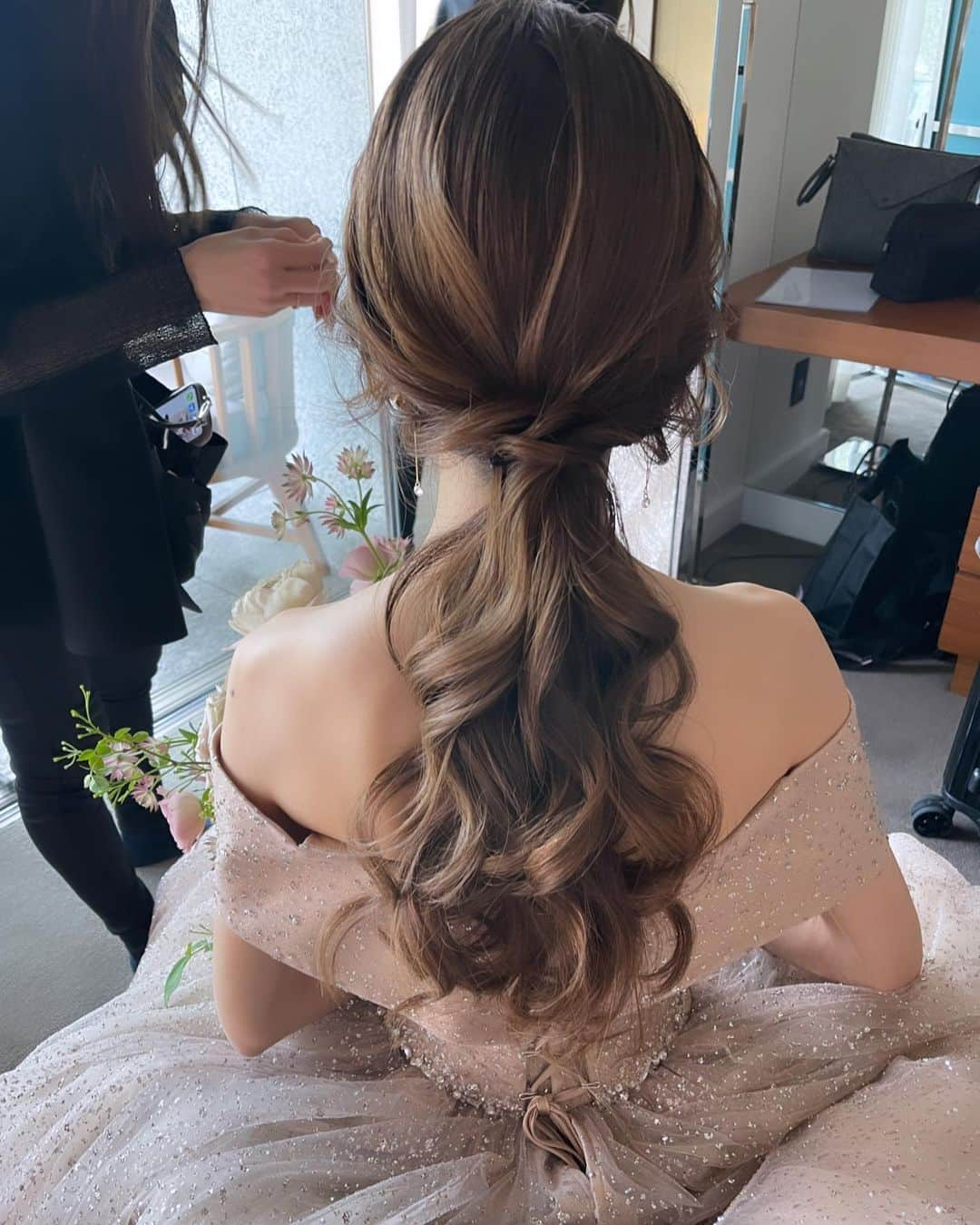 野口忍 hair make upさんのインスタグラム写真 - (野口忍 hair make upInstagram)「ゆったりした優しい 雰囲気のあるお2人の 結婚式🫧  ブライダルメンテナンス〜 トータルでサポート させて頂きました🫧  洗練された高級感、 抜け感ある ヘアメイクが とっても素敵で ございました☺️  本当におめでとうございました🎉  @yoco_wd5  @atren.deu.salon @atren.deu.wedding @atren_deu_homme @yuno.hairmake @rimimc @shunshun_tomato @m_atsushima  ブライダルメンテナンスはこちら @atren.deu.salon　 セルフ前撮りはこちら @atren.deu.wedding 新郎様メンテナンスはこちら @atren_deu_homme  ･･─･･─･･─･･─･･─･ #ブライダルメンテナンス #結婚式#前撮り#後撮り  ･･─･･─･･─･･─･･─･ ◽️ブライダルメンテナンス𝐌𝐄𝐍𝐔  ☑︎𝒃𝒓𝒊𝒅𝒂𝒍 𝒗𝒆𝒊𝒍 𝒄𝒐𝒍𝒐𝒓 　 透明感を出したい花嫁様は 【𝒃𝒓𝒊𝒅𝒂𝒍 𝒘 𝒄𝒐𝒍𝒐𝒓 】 透明感&立体感を出したい花嫁様は 【𝒃𝒓𝒊𝒅𝒂𝒍 𝒉𝒊𝒈𝒉𝒍𝒊𝒈𝒉𝒕 𝒄𝒐𝒍𝒐𝒓】  こちらで予約お願い致します。 　 ☑︎𝒃𝒓𝒊𝒅𝒂𝒍 𝒄𝒖𝒕  華やかなポニーテール、ハーフアップ、上品で洗練されたダウンスタイルをご希望の花嫁様。 モダンでタキシードに合わせたフォーマル、スタイリッシュなメンズヘアご希望の新郎様。  ☑︎𝒃𝒓𝒊𝒅𝒂𝒍 𝒕𝒓𝒆𝒂𝒕𝒎𝒆𝒏𝒕 　 ・ブライダルトリートメント ・ブライダル髪質改善トリートメント  　 ◽️使用スタイリング剤 　 【𝑨𝑻𝑹𝑬𝑵 𝑫𝑬𝑼 𝑺𝑯𝑨𝑴𝑷𝑶𝑶】  キューティクルを整え艶感を保つブライダルシャンプー  シャンプーのご購入はトップページより 　 ◽️サロンのご予約はこちらから @atren.deu.salon　 初めての方も是非一度ご相談下さい。 　  #花嫁美容#花嫁ヘアスタイル#結婚式#ブライダルヘアメイク#式場見学#二次会#ブーケ#お色直しヘア#外注ヘアメイク#持ち込みヘアメイク#ドレス迷子#プロポーズ#結婚指輪#パレス花嫁#東京會舘花嫁#ウェディングドレス」6月17日 14時06分 - shinobunbunmaru_atren_deu