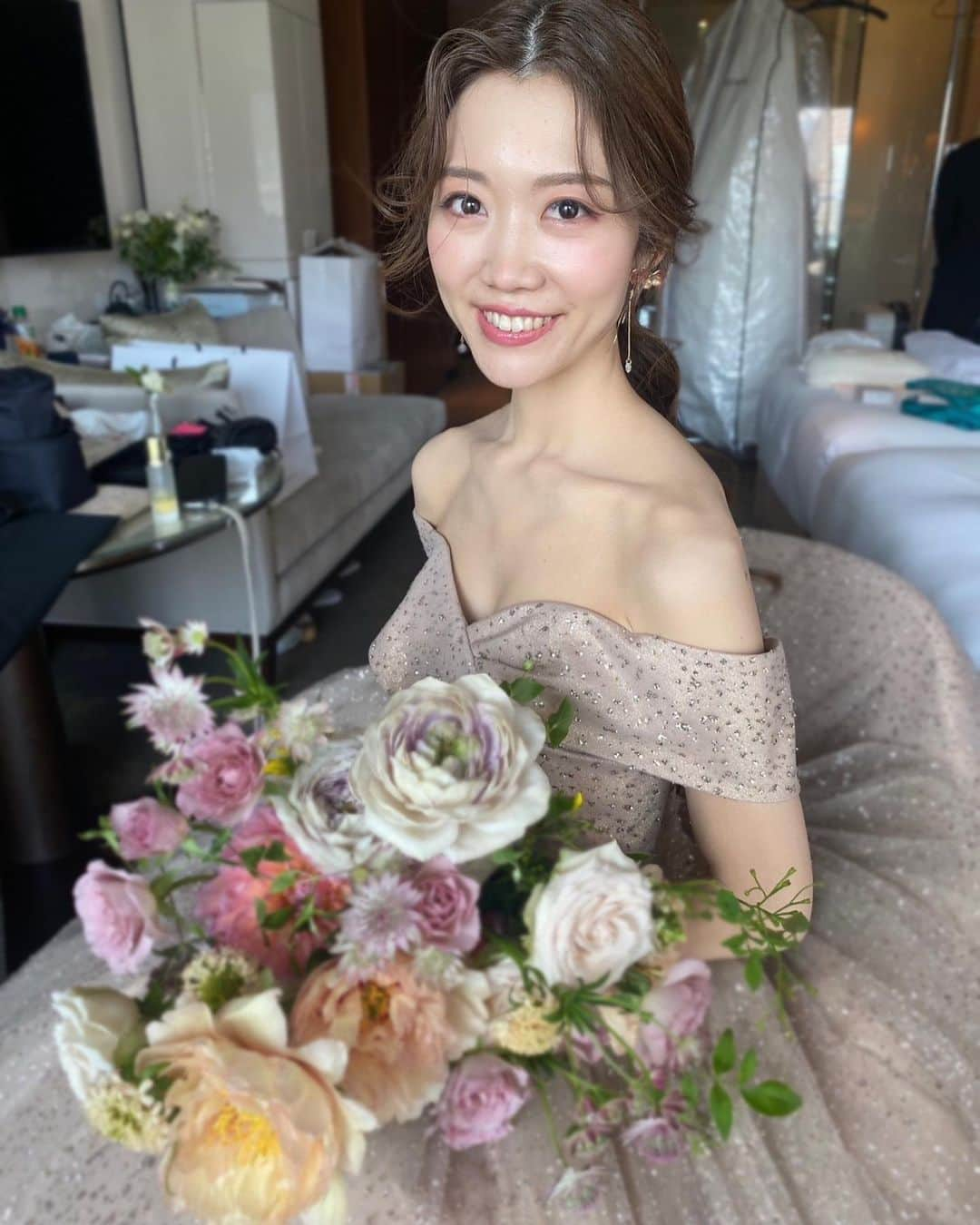 野口忍 hair make upさんのインスタグラム写真 - (野口忍 hair make upInstagram)「ゆったりした優しい 雰囲気のあるお2人の 結婚式🫧  ブライダルメンテナンス〜 トータルでサポート させて頂きました🫧  洗練された高級感、 抜け感ある ヘアメイクが とっても素敵で ございました☺️  本当におめでとうございました🎉  @yoco_wd5  @atren.deu.salon @atren.deu.wedding @atren_deu_homme @yuno.hairmake @rimimc @shunshun_tomato @m_atsushima  ブライダルメンテナンスはこちら @atren.deu.salon　 セルフ前撮りはこちら @atren.deu.wedding 新郎様メンテナンスはこちら @atren_deu_homme  ･･─･･─･･─･･─･･─･ #ブライダルメンテナンス #結婚式#前撮り#後撮り  ･･─･･─･･─･･─･･─･ ◽️ブライダルメンテナンス𝐌𝐄𝐍𝐔  ☑︎𝒃𝒓𝒊𝒅𝒂𝒍 𝒗𝒆𝒊𝒍 𝒄𝒐𝒍𝒐𝒓 　 透明感を出したい花嫁様は 【𝒃𝒓𝒊𝒅𝒂𝒍 𝒘 𝒄𝒐𝒍𝒐𝒓 】 透明感&立体感を出したい花嫁様は 【𝒃𝒓𝒊𝒅𝒂𝒍 𝒉𝒊𝒈𝒉𝒍𝒊𝒈𝒉𝒕 𝒄𝒐𝒍𝒐𝒓】  こちらで予約お願い致します。 　 ☑︎𝒃𝒓𝒊𝒅𝒂𝒍 𝒄𝒖𝒕  華やかなポニーテール、ハーフアップ、上品で洗練されたダウンスタイルをご希望の花嫁様。 モダンでタキシードに合わせたフォーマル、スタイリッシュなメンズヘアご希望の新郎様。  ☑︎𝒃𝒓𝒊𝒅𝒂𝒍 𝒕𝒓𝒆𝒂𝒕𝒎𝒆𝒏𝒕 　 ・ブライダルトリートメント ・ブライダル髪質改善トリートメント  　 ◽️使用スタイリング剤 　 【𝑨𝑻𝑹𝑬𝑵 𝑫𝑬𝑼 𝑺𝑯𝑨𝑴𝑷𝑶𝑶】  キューティクルを整え艶感を保つブライダルシャンプー  シャンプーのご購入はトップページより 　 ◽️サロンのご予約はこちらから @atren.deu.salon　 初めての方も是非一度ご相談下さい。 　  #花嫁美容#花嫁ヘアスタイル#結婚式#ブライダルヘアメイク#式場見学#二次会#ブーケ#お色直しヘア#外注ヘアメイク#持ち込みヘアメイク#ドレス迷子#プロポーズ#結婚指輪#パレス花嫁#東京會舘花嫁#ウェディングドレス」6月17日 14時06分 - shinobunbunmaru_atren_deu