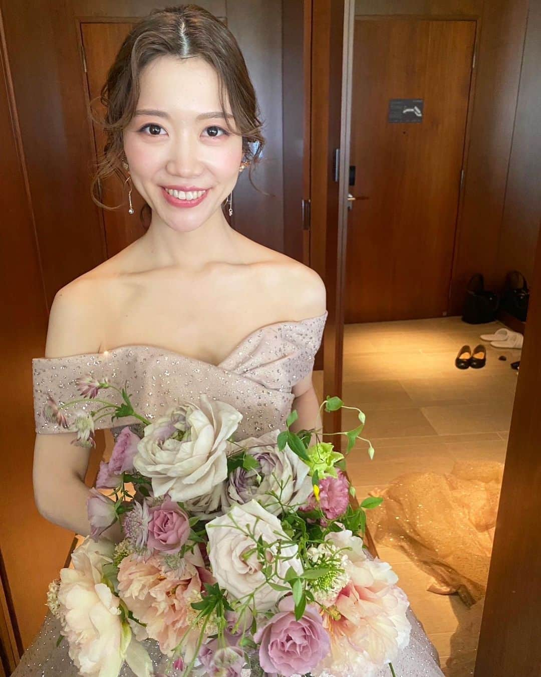 野口忍 hair make upのインスタグラム：「ゆったりした優しい 雰囲気のあるお2人の 結婚式🫧  ブライダルメンテナンス〜 トータルでサポート させて頂きました🫧  洗練された高級感、 抜け感ある ヘアメイクが とっても素敵で ございました☺️  本当におめでとうございました🎉  @yoco_wd5  @atren.deu.salon @atren.deu.wedding @atren_deu_homme @yuno.hairmake @rimimc @shunshun_tomato @m_atsushima  ブライダルメンテナンスはこちら @atren.deu.salon　 セルフ前撮りはこちら @atren.deu.wedding 新郎様メンテナンスはこちら @atren_deu_homme  ･･─･･─･･─･･─･･─･ #ブライダルメンテナンス #結婚式#前撮り#後撮り  ･･─･･─･･─･･─･･─･ ◽️ブライダルメンテナンス𝐌𝐄𝐍𝐔  ☑︎𝒃𝒓𝒊𝒅𝒂𝒍 𝒗𝒆𝒊𝒍 𝒄𝒐𝒍𝒐𝒓 　 透明感を出したい花嫁様は 【𝒃𝒓𝒊𝒅𝒂𝒍 𝒘 𝒄𝒐𝒍𝒐𝒓 】 透明感&立体感を出したい花嫁様は 【𝒃𝒓𝒊𝒅𝒂𝒍 𝒉𝒊𝒈𝒉𝒍𝒊𝒈𝒉𝒕 𝒄𝒐𝒍𝒐𝒓】  こちらで予約お願い致します。 　 ☑︎𝒃𝒓𝒊𝒅𝒂𝒍 𝒄𝒖𝒕  華やかなポニーテール、ハーフアップ、上品で洗練されたダウンスタイルをご希望の花嫁様。 モダンでタキシードに合わせたフォーマル、スタイリッシュなメンズヘアご希望の新郎様。  ☑︎𝒃𝒓𝒊𝒅𝒂𝒍 𝒕𝒓𝒆𝒂𝒕𝒎𝒆𝒏𝒕 　 ・ブライダルトリートメント ・ブライダル髪質改善トリートメント  　 ◽️使用スタイリング剤 　 【𝑨𝑻𝑹𝑬𝑵 𝑫𝑬𝑼 𝑺𝑯𝑨𝑴𝑷𝑶𝑶】  キューティクルを整え艶感を保つブライダルシャンプー  シャンプーのご購入はトップページより 　 ◽️サロンのご予約はこちらから @atren.deu.salon　 初めての方も是非一度ご相談下さい。 　  #花嫁美容#花嫁ヘアスタイル#結婚式#ブライダルヘアメイク#式場見学#二次会#ブーケ#お色直しヘア#外注ヘアメイク#持ち込みヘアメイク#ドレス迷子#プロポーズ#結婚指輪#パレス花嫁#東京會舘花嫁#ウェディングドレス」