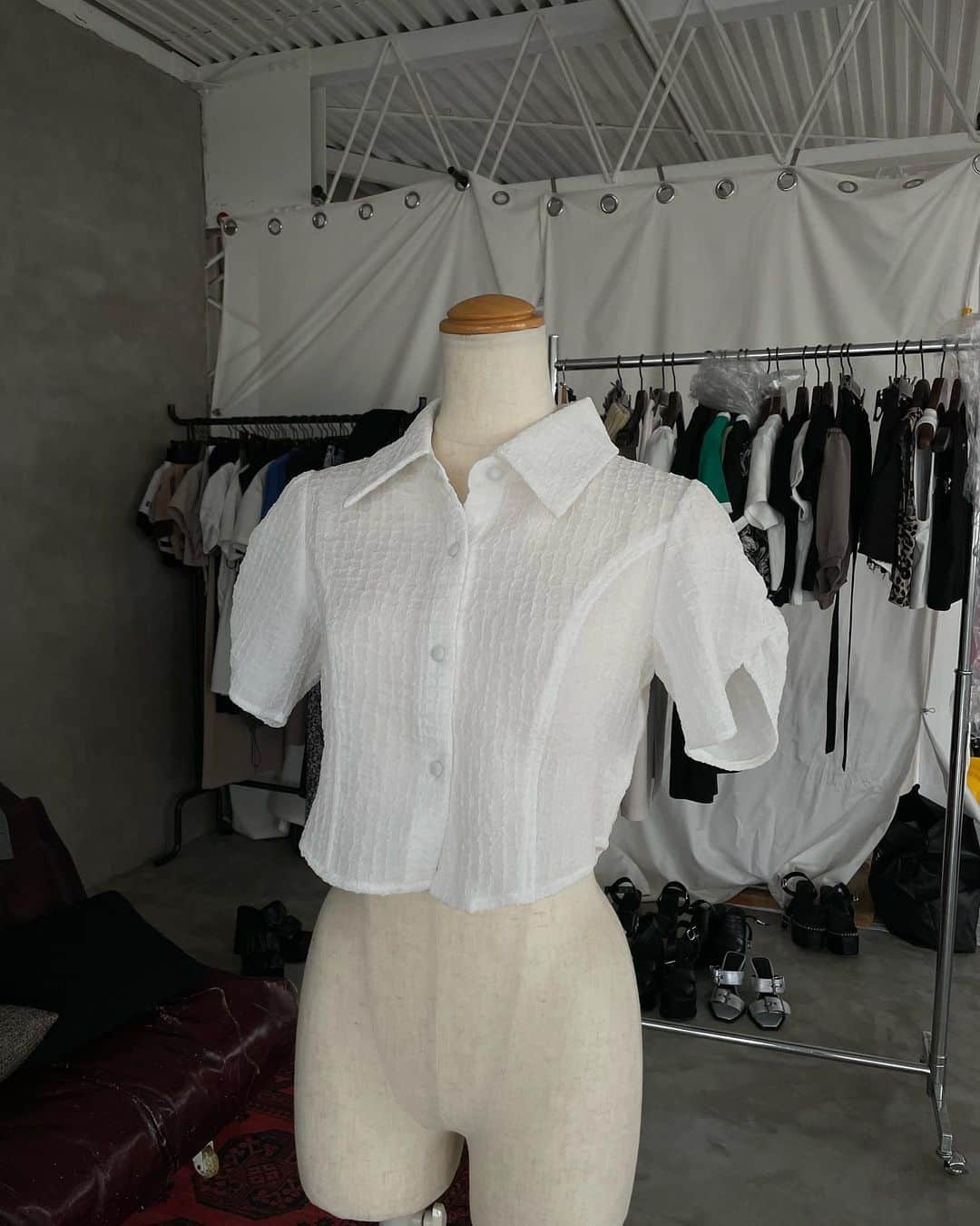 ENVYMのインスタグラム：「【𝙉𝙀𝙒 𝘼𝙍𝙍𝙄𝙑𝘼𝙇】 ⁡ ⁡ ▪︎クロップドパターンSH color / WHITE,BLACK,BLUE ⁡ 生地の表面感に凹凸があり、表情のあるコンパクトシャツ。 ⁡ 袖にはギャザーを入れておりボリュームが出ることで二の腕周りを華奢に見せてくれます。 また身頃はコンパクトなサイジング、切替ラインがあることで着やせ効果のあるシャツに仕上げています。 裾はラウンドカットなのでヘルシーな肌見せが可能。 ⁡ ローウエストボトムで合わせるとY2Kらしく、ロングスカートなどと合わせて綺麗めにも合わせやすい万能シャツです。 ⁡ --------------------------------- ⁡ ENVYM WEBSTORE PRESALE start!! max50%OFF🉐 ⁡ プロフィールTOPのURLからチェックお願いします✅ ⁡ #envym #2023ss #summer」