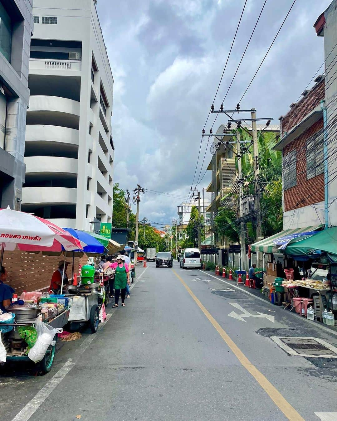 芝彰子さんのインスタグラム写真 - (芝彰子Instagram)「🇹🇭  Thailand🇹🇭✨  着いてすぐ @maibaru_travel さんのYouTubeで拝見してから 行ってみたかったHERE HAI🍚  ローカル店でありながら 待ち必須のミシュラン星⭐️つき。  念願の蟹🦀チャーハンとオムレツ  Thai limited @starbucksthailand 🥤 🍍×Hibiscus Tea  朝ごはんのお粥🥣の美味しさ😳♡  見るもの感じるもの全てが刺激的なタイ。  .」6月17日 14時21分 - akiaki1221