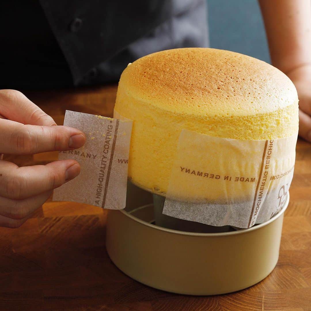 eguchikazuakiさんのインスタグラム写真 - (eguchikazuakiInstagram)「チーズが入っていない！ でも見た目と味わいからもチーズの味がする ヨーグルトで作るけど、スフレチーズの味わいを作る、これがお菓子作り  ヨーグルトは乳酸菌発酵だから酸味もある、それもまたいい  食べたらチーズの味がするのになんで？ 言わないとわからない  世の中 言わないとわからないから 保存料でも発色剤でもなんでも入れる 単体では安全かもだけど、混ざるとヤバいものもあったりなかったり 香料が味を作っているのか  長くなるから  そんな事よりも  私はチーズケーキをふわふわに 焼けるようになりたい  #cheesecake #souffle #soufflecheesecake #yogurt #yoghurt #easyrecipe #youtuberecipe #homemade #homecooking #pastry #pastryrecipe #patissiere #chocolatier」6月17日 14時21分 - eguchikazuaki