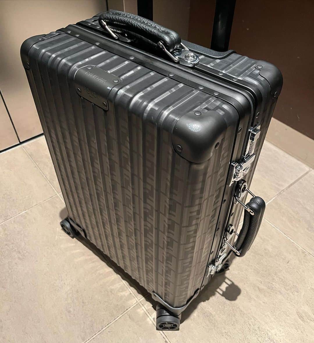 藤原ヒロシのインスタグラム：「@rimowa で旅に」