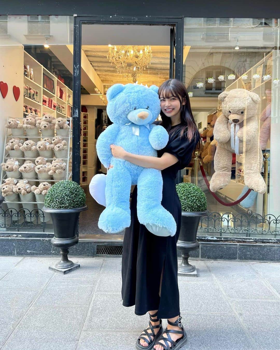 あやてん（島田彩加）のインスタグラム：「パリで一目惚れした水色のくま🐻‍❄🩵がわいすぎるうううう  前から目をつけてたんだけど、昨日パリでのお仕事がぜんぶ終わったのでついにお迎えした  このお店は多分プレゼント用の商品を扱ってるお店なんだけど、まあ自分にプレゼントしましたわ🥳  今日からアムステルダムに移動だけど頑張って連れてゆくぜ  そしてパリでの買い付けや配信販売、今月は特に楽しかったなああ  可愛いアクセサリーにたくさん触れることができて楽しかったし、  とにかくお仕事で一緒になった方々がみんな優しすぎて最高の日々だった🥲  問屋さんが毎日ランチとフルーツ用意してくれたり、通訳お願いしたあやみさんはめちゃくちゃ美味しいパンくれたり、毎日バタバタ忙しかったのにニコニコてきぱき一緒に頑張ってくださって本当にらぶだった  パリは来るたびに好きになるなあ🇫🇷またすぐ来るぜ  でかいくまと共にオランダに行ってきます🚃来週末帰国だ！がんばろ！」