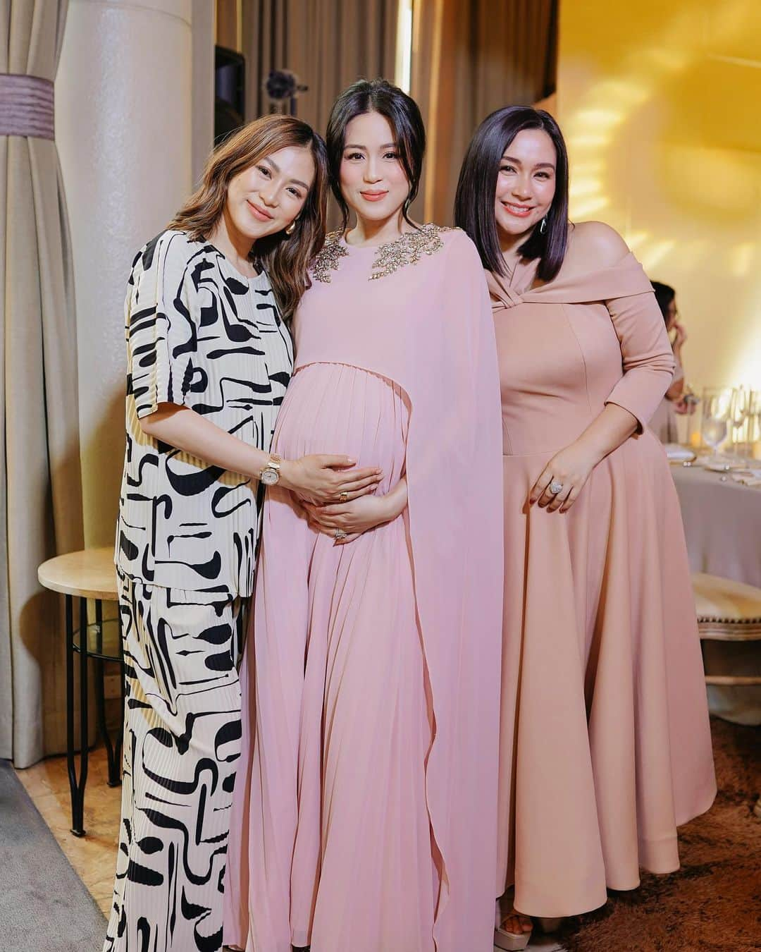 Alex Gonzagaさんのインスタグラム写真 - (Alex GonzagaInstagram)「Celebrating baby no.2!!! New VLOG! The baby shower we threw for Ate with my new kumare’s 😂  grabe nakahalubilo ko na naman mga sosyal kong friends. #LinkinmyBio @niceprintphoto」6月17日 14時23分 - cathygonzaga