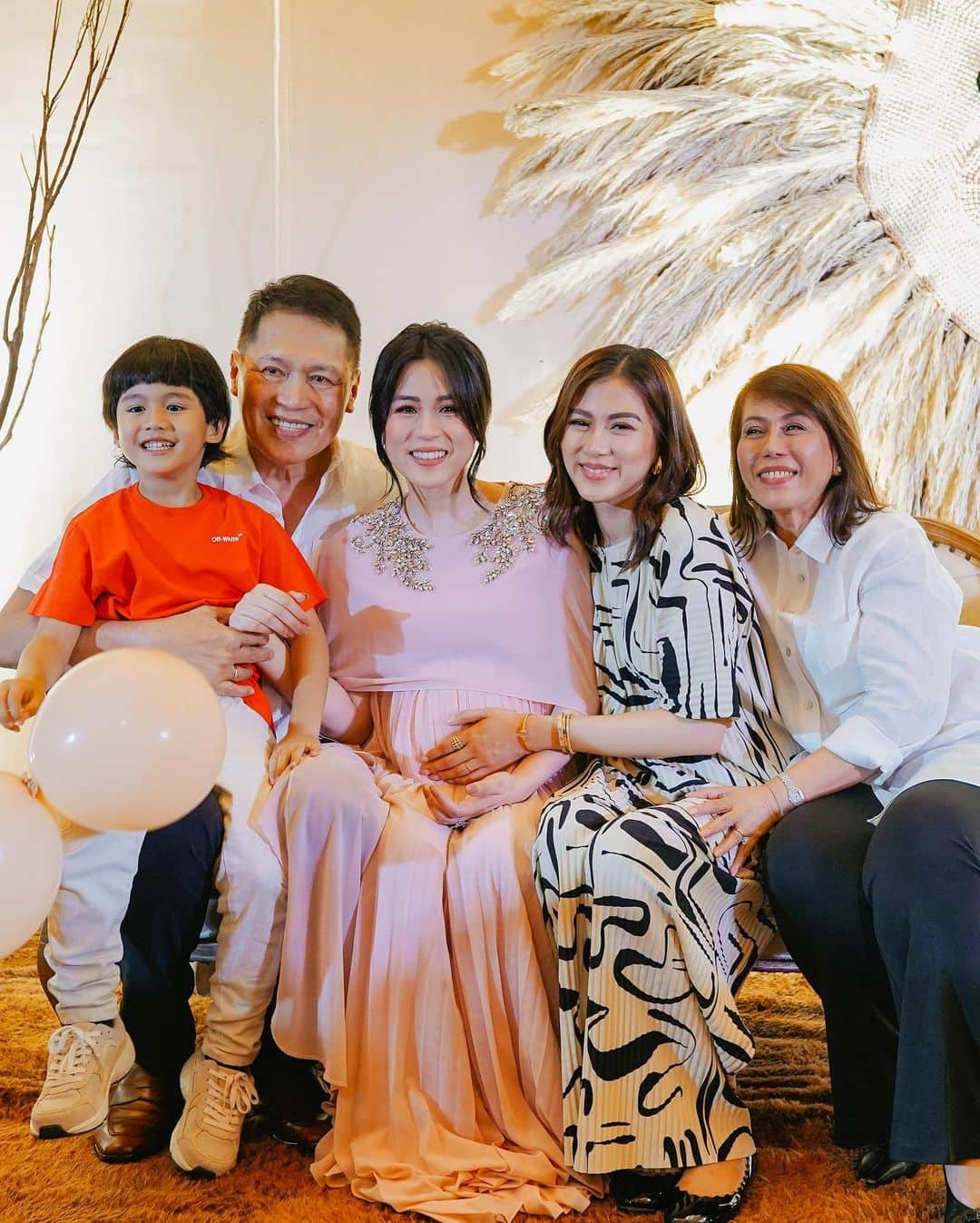 Alex Gonzagaさんのインスタグラム写真 - (Alex GonzagaInstagram)「Celebrating baby no.2!!! New VLOG! The baby shower we threw for Ate with my new kumare’s 😂  grabe nakahalubilo ko na naman mga sosyal kong friends. #LinkinmyBio @niceprintphoto」6月17日 14時23分 - cathygonzaga