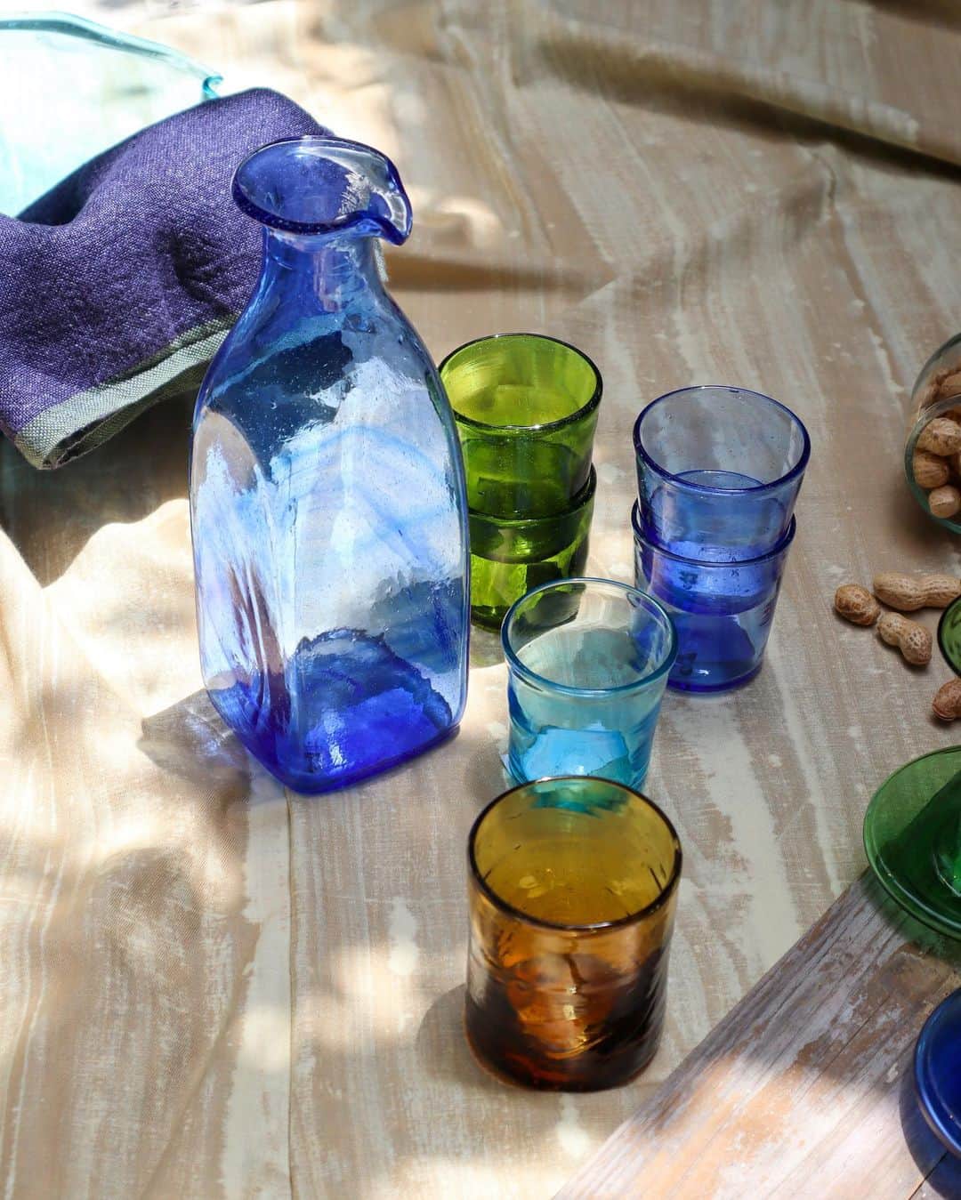 H.P.DECOさんのインスタグラム写真 - (H.P.DECOInstagram)「日差しの眩しい季節がやってまいりましたね。  ラ・スフルリー ( @lasoufflerie ) のカラーガラスは鮮やかで涼しげな色ばかり。  小さなグラスやボトルには冷たいドリンクを、デザインさまざまなフラワーベースにはカラフルなお花を飾って、初夏の光を楽しみませんか。  #hpdeco #エイチピーデコ  #lasoufflerie #ラスフルリー #handmadeglass #glass #ガラス #リサイクルガラス #flowervase #フラワーベース #cup #カップ #design #デザイン #france #フランス #interiordesign #デザイン #海外インテリア #インテリア雑貨 #インテリアショップ #表参道」6月17日 19時00分 - atelier_ma_vie