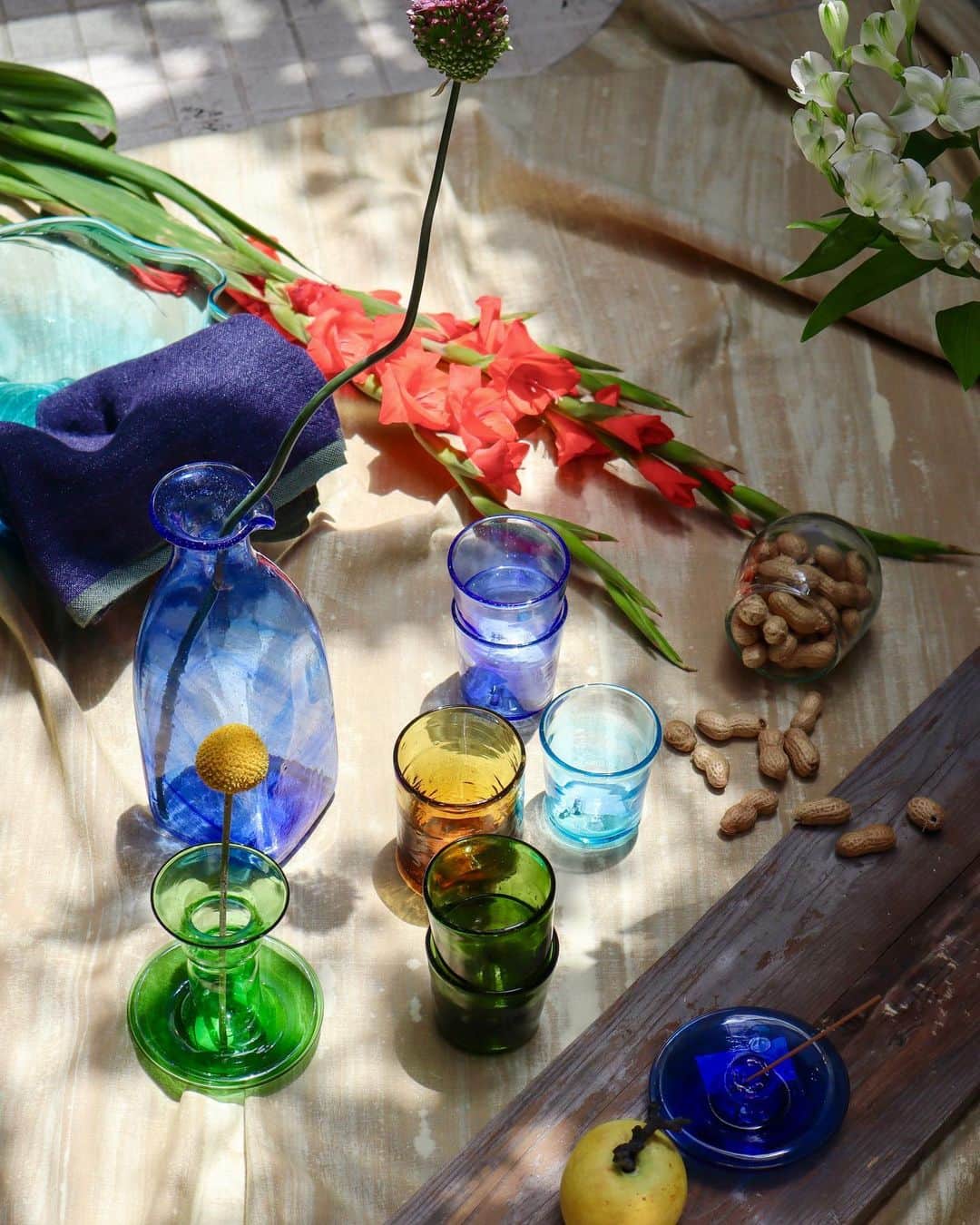 H.P.DECOさんのインスタグラム写真 - (H.P.DECOInstagram)「日差しの眩しい季節がやってまいりましたね。  ラ・スフルリー ( @lasoufflerie ) のカラーガラスは鮮やかで涼しげな色ばかり。  小さなグラスやボトルには冷たいドリンクを、デザインさまざまなフラワーベースにはカラフルなお花を飾って、初夏の光を楽しみませんか。  #hpdeco #エイチピーデコ  #lasoufflerie #ラスフルリー #handmadeglass #glass #ガラス #リサイクルガラス #flowervase #フラワーベース #cup #カップ #design #デザイン #france #フランス #interiordesign #デザイン #海外インテリア #インテリア雑貨 #インテリアショップ #表参道」6月17日 19時00分 - atelier_ma_vie