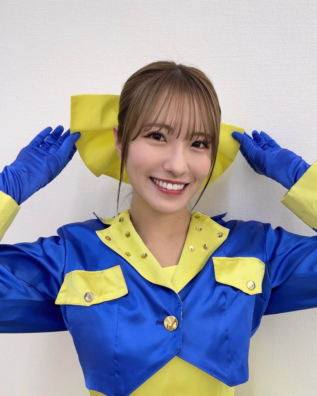 小嶋花梨のインスタグラム：「#カミオト #上方音祭 🎤💛 ⁡ ⁡ 今年も有難い事に #NMB48 で出演させていただきました！グループの国歌である #青春のラップタイム の披露、 ⁡ さらに！ナツオトメドレーも！🫧 私は、【森高千里さんの17才】を歌わせて頂きました！ 素敵なお衣装に普段滅多にない大きなリボンをつけて、髪型もロングポニー風に✨️ ⁡ 長い間愛され続ける楽曲を歌わせて頂き とても光栄です🥹🌼 ⁡ ⁡ 河合奈保子さんのスマイル・フォー・ミー 松田聖子さんの渚のバルコニー を歌ったれーちゃんと凪咲さんと歌唱後の談笑(風)写真です👩‍👧‍👧📸笑」