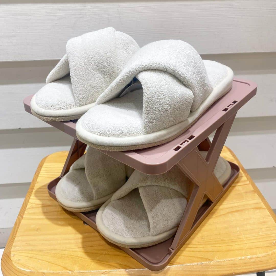 3COINS lN LUMINEのインスタグラム：「便利なシューズ収納が登場しました！👟💫  こんにちは！ルミネ北千住店です🙇‍♀️  新しく入荷しました、シューズ収納のご紹介です💁‍♀️✨️ 玄関やシューズBOXをすっきりかわいく💓とっても便利なシューズ収納が、複数入荷致しました🙌  📌pick up📌 ・シューズラック 各色 税込330円 ･シューズ収納 各色 税込330円  ※スリッパ ･パイルクロススリッパ  税込 550円  その他にも、多数ご用意しています💁‍♀️ 是非、店舗へのご来店お待ちしております☺️  ⚠️店舗によって在庫状況は異なりますのでご了承ください。    #スリーコインズ  #3COINS #スリコ#シューズ収納 #ルミネ北千住  #ルミネ #北千住」