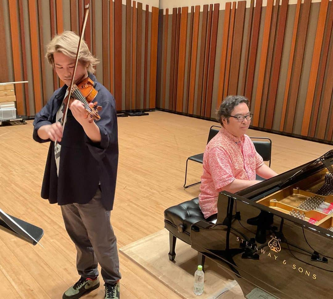 三浦文彰（ヴァイオリニスト）のインスタグラム：「Started the CD recording of Beethoven’s all 10 sonatas for piano and violin with Kazune Shimizu ! I must say I am so lucky to have met Kazune and making music together. It feels just so natural.Looking forward to continue our next projects 👍  #beethoven#kazuneshimizu#CD#recording」