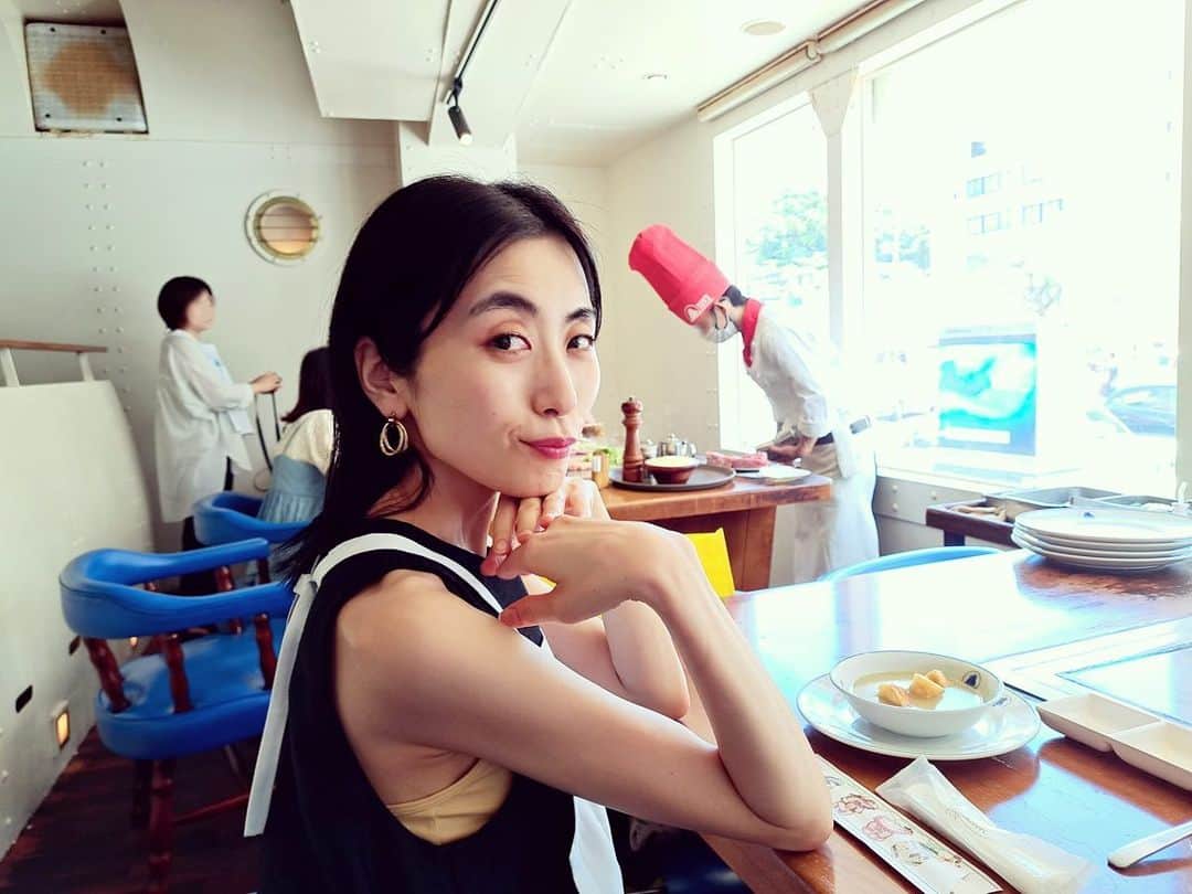 丹生美保のインスタグラム：「.  沖縄ってステーキが有名なんですって？  .  鉄板を目の前にして長い帽子を被った方にステーキをオススメされてる様な気がしましたが 私はエビとパンを沢山食べました。 美味しかったなぁ、パンとエビ〜🦐  .  .  .  .  . 🪡  🪡 #沖縄 #那覇 #gourmet  #trend #fyp #photography  #camera #portrait #fashion #coordinate #code #todayful #ootd #japan #tokyo #model #instagood #photoofthedays #instadaily #webstagram #instacool #followme」