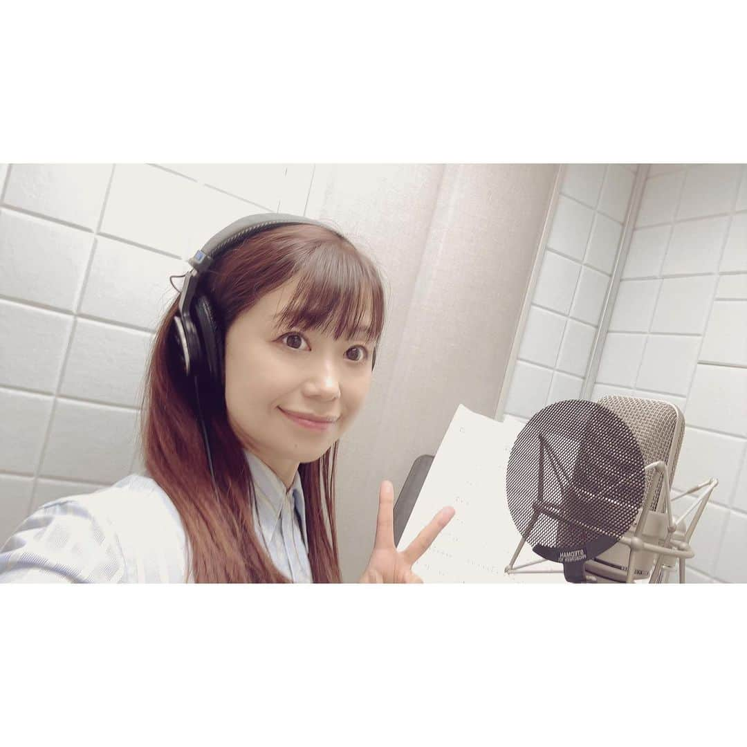 水野愛日さんのインスタグラム写真 - (水野愛日Instagram)「今年は、水野愛日CDデビュー25周年🎉 記念の新曲をレコーディングしてきました🎤  タイトルは「Voyage」 ボヤージュ、って読みます。  水野愛日名義の曲を録るのは、めちゃくちゃ久しぶりで緊張したのですが、心を込めて丁寧に歌って来ました😊 レコーディング自体はすごい短時間だったけどね笑  6月24日のライブにて、初披露する予定✨  そして、物販にてこの曲を収めたサポカを販売します！  (サポカ→曲や画像をダウンロードしてもらえるカード)  ちなみにこの日発売のサポカは、 6月24日限定、数量限定レコーディングほやほやバージョンです！  是非ゲットして下さい✨  楽しみにしていてもらえたら嬉しいです😊 よろしくお願いいたします💕   #水野愛日  #水野愛日cdデビュー25周年    #voyage  #レコーディング   #レコーディングスタジオ」6月17日 14時51分 - mizunomanabi