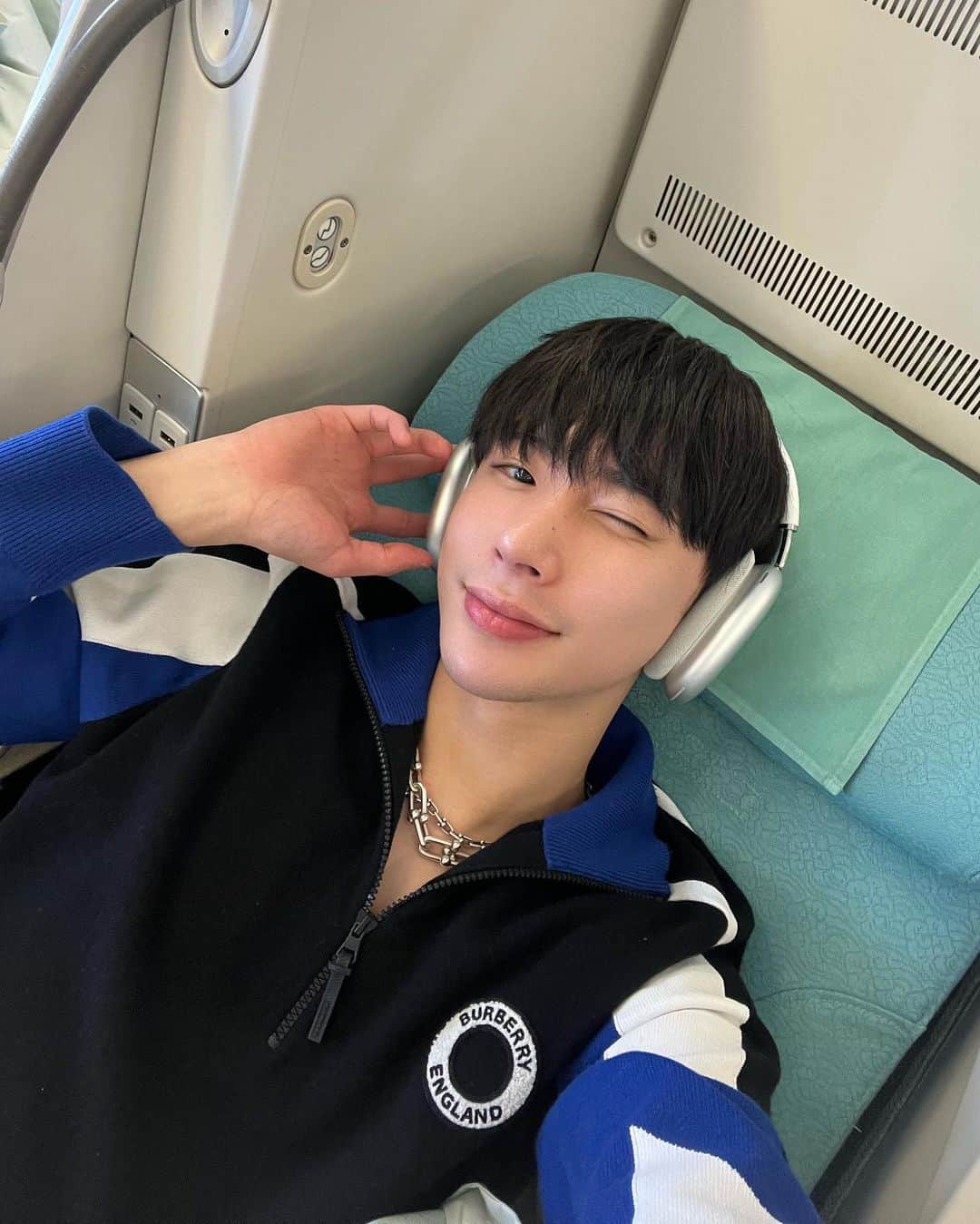 よしあきのインスタグラム：「僕の飛行機ルーティンは毎回日本語と中国語でお祈りしてその後は怖いからなるべく映画とか見ないで寝てる🤣🤣🤣 あと飛行機乗る前TikTokで不吉な動画流れがちなのやめてほしい」