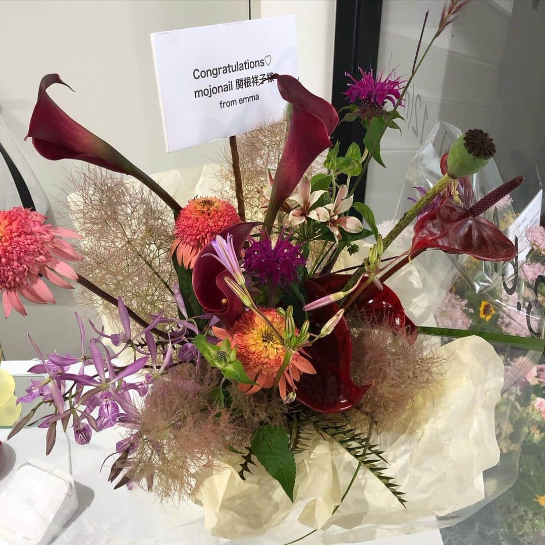 関根祥子のインスタグラム：「すってきーーーな お花もいっぱいありがとございました💓  ここに載せきれていないお花もいっぱい…🥺皆様本当にありがとうございました！！！ こんなにお花に囲まれる事もなかなかないので幸せでした😌  #i_ma_koko_2023」