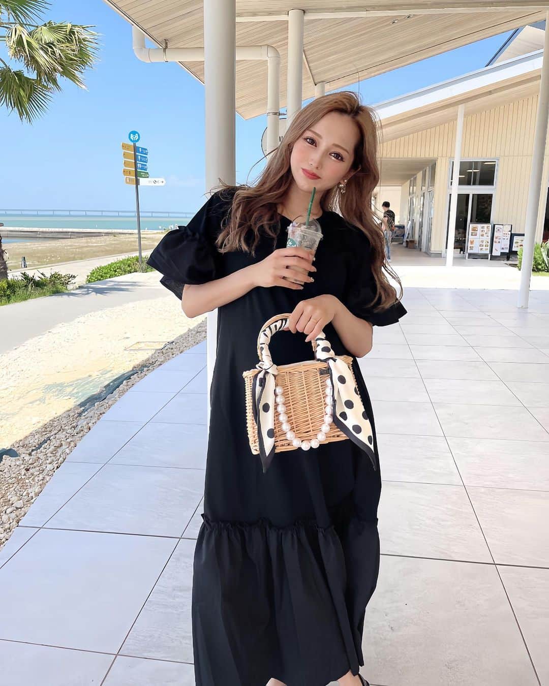 SUZUのインスタグラム：「𝐦𝐚𝐭𝐞𝐫𝐧𝐢𝐭𝐲 𝐜𝐨𝐝𝐞❤︎  お気に入りのフリルワンピース👗 [ 本日20:30より販売開始だよ❤︎ ] @darlingcoco_official   袖と裾の大ぶりフリルが可愛い⋆¨̮⑅ 妊婦でもゆったり負担なく楽に着れるし 気になる腰や二の腕カバーもしてくれる♪  シンプルやからポイントに 大好きなカゴバッグと合わせた🌻 とにかく楽すぎてコーデ迷った時は このワンピース着ちゃう☺︎ これからの夏大活躍間違いなし❤︎  #マタニティコーデ #マタニティライフ #妊婦コーデ#ママコーデ#低身長コーデ #夏コーデ#ワンピースコーデ #ロングワンピース  #フリルワンピース#カゴバッグ#ママファッション  #darlingcoco#ダーリンココ#ダーリンコココーデ」