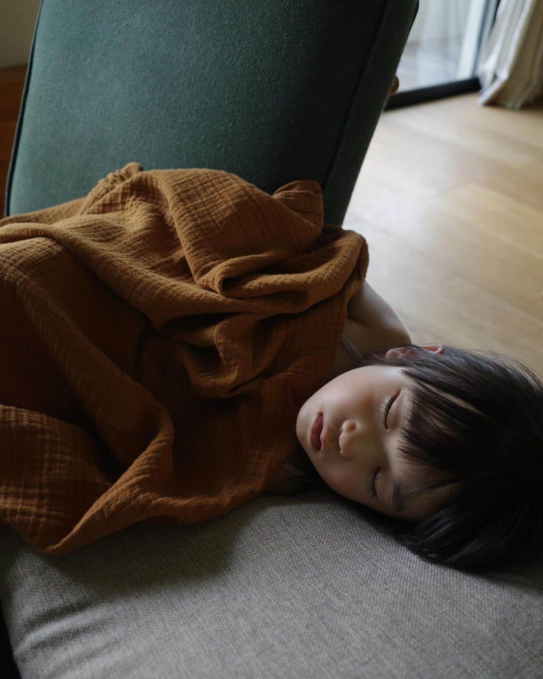 野村仁美さんのインスタグラム写真 - (野村仁美Instagram)「大暴れしていた娘が寝てしーんと静まり返る土曜日のリビング。  4歳半　まだまだお昼寝が大好きな娘。  愛おしい時間 GR3の映りが好きすぎて撮りすぎてしまう…  #gr3」6月17日 15時04分 - hitominomura