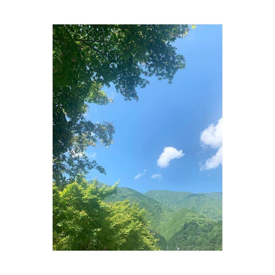 三倉茉奈さんのインスタグラム写真 - (三倉茉奈Instagram)「ロケ日和☺︎ …ちょっと暑すぎるけど笑 自然が豊かで、風が気持ちいいところに来ています。 緑が鮮やか✨ また放送日お知らせしますね。 #日傘必須 #真夏日 #体調管理気をつけましょう」6月17日 15時05分 - mana_mikura_official
