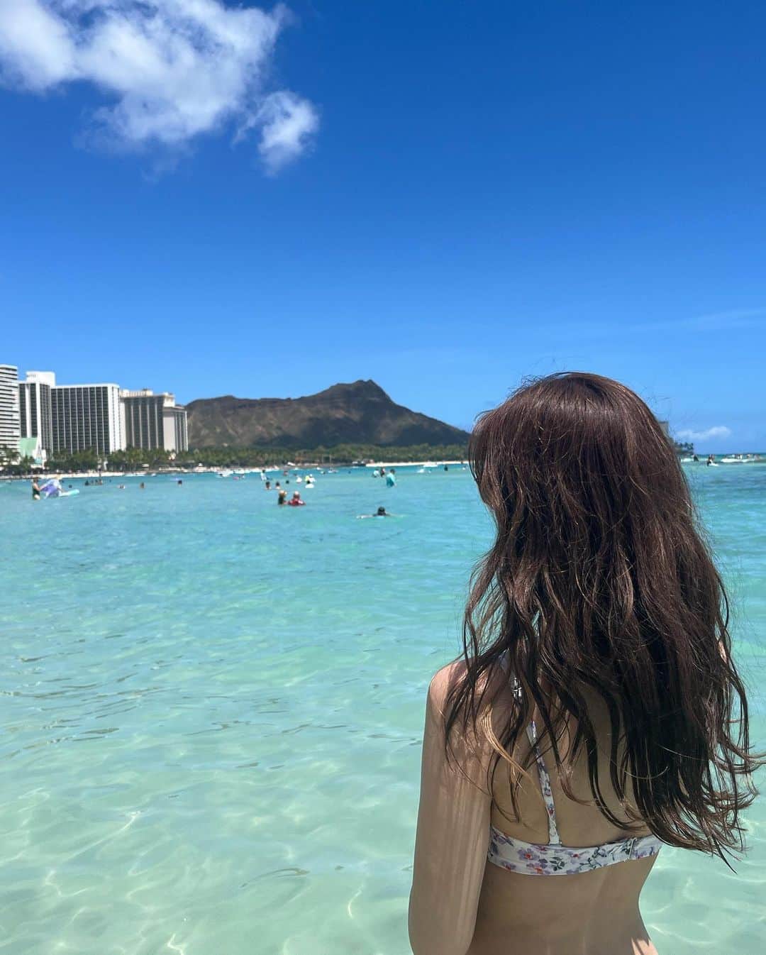 藤原万由子さんのインスタグラム写真 - (藤原万由子Instagram)「. . ハネムーンの思い出② . . 結果ワイキキビーチに朝から夕方まで浮かんで、テイクアウトしたハンバーガーを部屋のラナイで食べるのが1番最高な過ごし方🍔 . . レンタカーのお供は(G)I-DLEのQueencardが優勝🏆 . 海外行っても気にせずK-popメドレーの我が家。 アラモアナセンターでどっかの車から爆音のNMIXXのLove me like thisが聞こえて、絶対日本人やって思ったらゴリゴリのアメリカ人の男の人でなんかほっこりした☺️」6月17日 14時57分 - mayuko_fujiwara