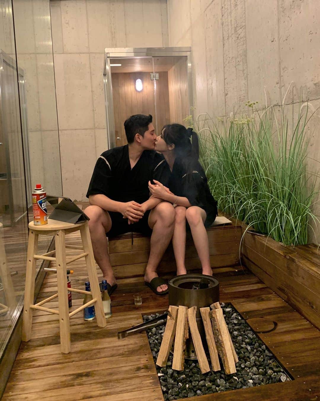 ナム・スミンのインスタグラム：「토독토독 타닥타닥 빗소리 들으면서 불멍하기☔️ 소나기가 쏟아져도 행복했던 날 매일이 오늘만 같았으면 했던 날」