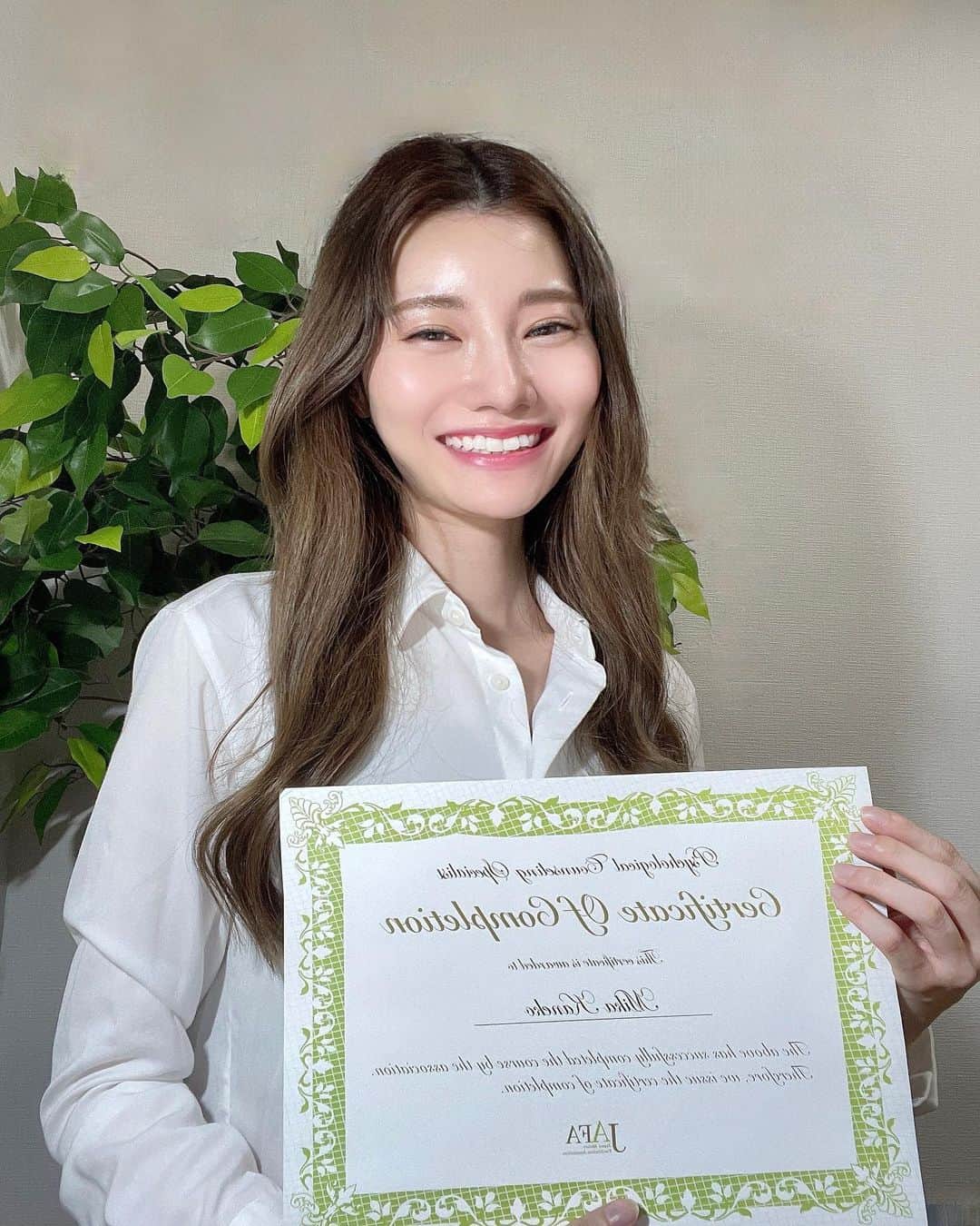 金子実加のインスタグラム：「【ご報告】 心理カウンセリングスペシャリストの資格を取得しました✨  心理カウンセラー&メンタルトレーナー (メンタルトレーニーングスペシャリストの資格も取得してます) としてサポートいたします✨  ✅目標達成のケアやサポート ✅クライアント様が抱えてる問題を解消する手助け  もっと意識を高く目指す人も 日々頑張ってる人 理想を叶えていきましょう✨  「ウェルビーイング」（well-being）に生きていけるように😘 私がお役に立てれば幸いです。  私が資格を取得した経緯といたしまして、 1番の理由は実体験で心が壊れそうになるほど辛い事は幾度となくあった時、 カウンセラーや人の言葉に救われたからです。 歌手として作詞作曲していた時も根本は同じ考えでした。私の歌を通して、背中を押せたら良いな。 盛り上がってくれて、笑ってくれたら嬉しいな🤍 多様性に多趣味に生きてる私。 資格を取る事で専門知識が増え、必要だと感じたから取得しました。  そして、大切な人の別れも私には大きすぎた問題でした。  仕事 職場 夢や目標達成 人間関係 恋愛 誹謗中傷 イジメ 海外生活 体調問題 こころ  書ききれない…様々な経験通して 私もひとつひとつ、問題を解決して乗り越えて来ました！  相談だったら知人や上司や家族が良いんじゃない？ そう、思われる方がいらっしゃるかもしれません。 ◯知識がない人の主観のアドバイスは危険 ◯根性論を言う人が多過ぎて参考にならない ◯結局相談に乗ってもらえない ◯相談に答える事がプレッシャーになる友人からしたら迷惑 (たまには良いけど…理解出来ない内容とか、 結局アドバイスして違う事するからもう好きにしたら良いのに…またかよ、迷惑だなぁ と思って信頼を失ってしまう)  1番私が悩みを言えなかった理由は、 ‘大切な人だからこそ、心配かけたくない’ これが大きかったです。  歳を重ねると立場や責任が重くなり、 簡単に話せない事が多くなりますよね。  守秘義務 コンプライアンスの遵守  大人や社会人として、 大切な人たちを守りながら 結果を出して、 ワークライフバランス 「仕事と生活の調和」 「働くすべての方々が、『仕事』と育児や介護、趣味や学習、休養、地域活動といった『仕事以外の生活』との調和をとり、その両方を充実させる働き方・生き方」を目指していますよね。  生きていると、様々な問題にぶち当たります。 問題の大きさや感じ方は人それぞれなんです。 私、僕だけがそう思うから弱いとか、 おかしいとかではありません。 わかってくれる人や解消する方法は、あります。  必ず、乗り越えた時、楽しい、 素晴らしい経験が待っています。 振り子のように、楽しい事もあれば辛い事もあるから。 楽しいって思える事ばかりだと、楽しみを感じれなかったりするから。 どんな経験も必要な事なんです。 私はそれをいつも実感しています。  これからも、有意義な発信をお届けします💓  個人カウンセリングが必要な方は お気軽にDMしてください。  長々と長文にお付き合いいただき、 ありがとうございます🤍  今後とも、どうぞよろしくお願いします🕊️✨  #心理カウンセラー  #カウンセラー #メンタルトレーナー  #メンター」