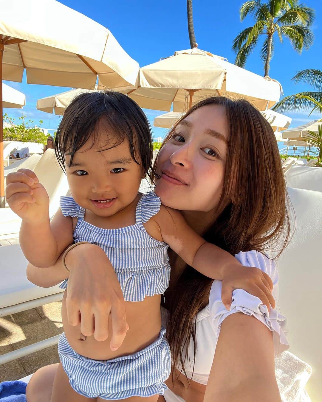のインスタグラム：「無事マニラに帰ってきました🇵🇭🩷 ハワイの思い出たち🫰🏝️🌺  #1歳女の子#1歳7ヶ月#ママライフ#女の子ママ#子育て#育児記録#海外移住#フィリピン移住#フィリピン#マニラ#海外子育て#海外で子育て#ハワイ旅行#子連れハワイ#19months」