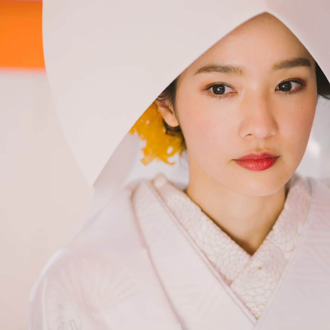 和婚スタイルのインスタグラム：「✺和装ヘアスタイル✺ 洋髪・かつら・綿帽子・新日本髪  . 新婦様の大切なこだわりポイントの1つ。  綿帽子（わたぼうし）は、白無垢のみお被りいただけます。 ❖洋髪＋綿帽子 ❖かつら＋綿帽子  . 【日本の美しい結婚式を紡ぐ】 @wakonstyle  −−−−−−−−−−−−−−− #和婚スタイル  #和婚スタイル花嫁 #神社  #神前式 #仏前式 #祝言 #洋髪 #綿帽子 #かつら #新日本髪 #2023夏婚  #2023秋婚 #2023冬婚  #花嫁  #ウェディング #結婚式  #和装 #着物  #白無垢  #結婚式コーデ  #和装婚  #前撮り  #和装前撮り #神社挙式 #白無垢 #色打掛 #引振袖」