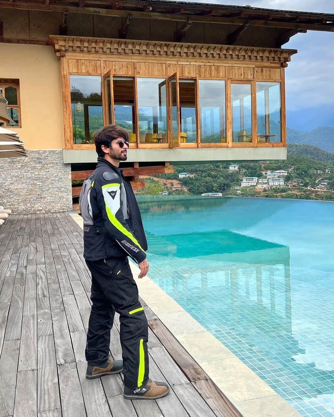 シャーヒド・カプールさんのインスタグラム写真 - (シャーヒド・カプールInstagram)「Awakened all my senses at the amazing Six Senses properties in Bhutan. Impeccable service.  And what  a beautiful country 🫶🏽 Phenomenal experience.  @sixsensesbhutan  #SixSensesThimphu #PunakhaValley」6月17日 15時24分 - shahidkapoor