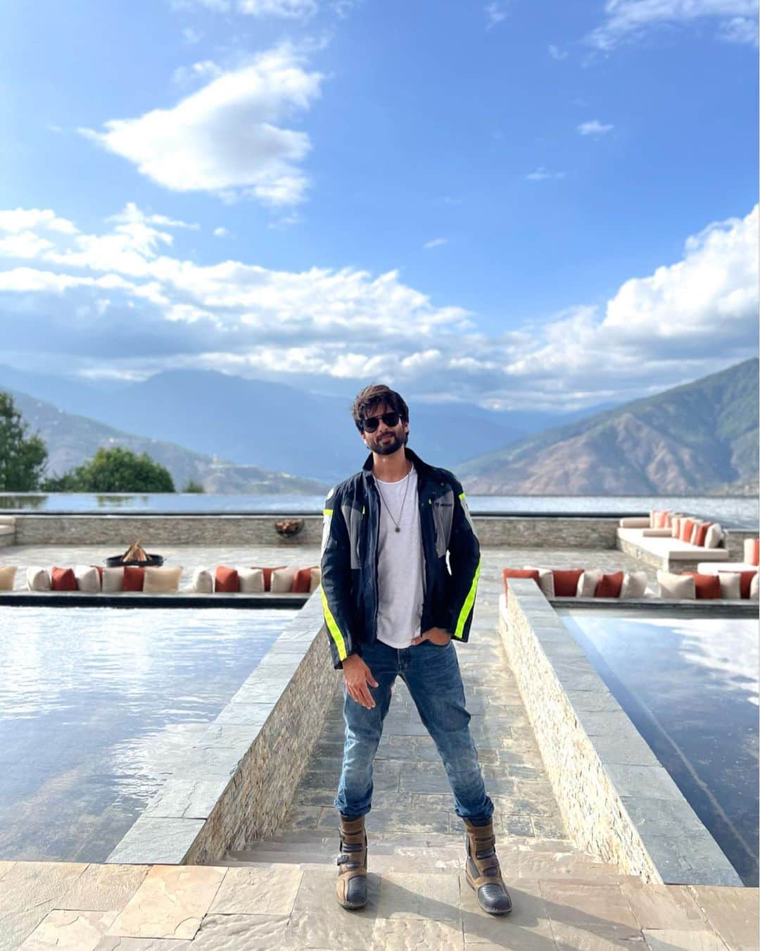 シャーヒド・カプールのインスタグラム：「Awakened all my senses at the amazing Six Senses properties in Bhutan. Impeccable service.  And what  a beautiful country 🫶🏽 Phenomenal experience.  @sixsensesbhutan  #SixSensesThimphu #PunakhaValley」