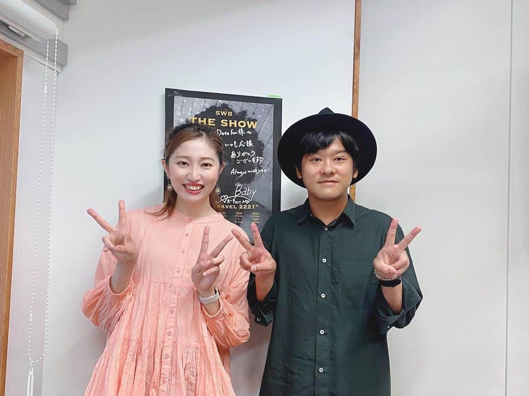 丸井汐里のインスタグラム：「✴︎ Date fm Sendaian Hot Music 今週もありがとうございました✨ ✴︎ 昨日のオープニングチューンは水曜日のカンパネラの一寸法師をお届けしました♫ ✴︎ お客さんもステージに上げて一緒に歌い踊る詩羽さんが本当に楽しそうでした💃🏼 ✴︎ そして子どもたちからの人気が高い！！ ✴︎ ステージに上がりたい子たちの「はーい！」の声の多さに驚きました！！ ✴︎ 1番声が大きかったと選ばれた女の子が、髪の毛を左右でお団子にして、三つ編みの髪飾りをつけた詩羽ヘアーだったのも可愛かった😍 ✴︎ 水カンのライブは独創的な演出も目を惹きますが、みんなで参加できるような演出が多かったのが印象的でした。 ✴︎ ✴︎ ✴︎ 12時台にはsumikaからのコメントが到着🎙 ✴︎ 父の日の印象的なプレゼントを、まさかのTOP3から教えて下さるという！！ ✴︎ しかもかなり沁みるエピソードでした。 ✴︎ ぜひ聞き直してみてほしい……！ ✴︎ 新曲・Starting Overは、お客さんの大合唱が想像できて、ライブでとても盛り上がりそう⤴️ ✴︎ 要チェックです💡 ✴︎ ✴︎ ✴︎ そして、HOT GUESTはシンガーソングライターの小田和奏さん✨ @kazusou  ✴︎ アニメ『ジョジョの奇妙な冒険』の主題歌を担当された別名義・Codaの印象も強いかもしれません！ ✴︎ コロナ禍直前から、自分の思いを残す場として始められたというnoteは、今日に至るまで1200日以上、毎日欠かさず更新されているそう👀 ✴︎ 朝から仙台へ移動だった昨日も、早朝にトーク音声をアップされていました。 ✴︎ 毎日の生活の一部になったと仰っていましたが、続けられるのがすごいしマメだし、ファンの方にとってはとても嬉しいですよね。 ✴︎ 人に会えなかった時期に人と繋がれる場にもなっていたのかなと思います。 ✴︎ そんなコロナ禍を経て生まれた楽曲が収録されたNew EP・ハヤテe.p.は、繊細で優しく包み込んでくれるような、柔らかい言葉の表現が印象的。 ✴︎ サウンドもシンプルな構成だからこそ、歌詞に込められた思いがスッと入ってくるように感じました。 ✴︎ 明日がレコ発ツアーの仙台公演です♪ ✴︎ ✴︎ ✴︎ チャートはSUPER BEAVERがジャンプアップでNo.1に輝きました✨ ✴︎ チャートはDate fmの公式Twitterでもツイートしています！ ✴︎ 聞き逃した方！radikoのタイムフリー機能でチェックですよー☝️ ✴︎ そして先週からスタートした番組グッズプレゼント🎁 ✴︎ TOP3をパーフェクトに当てた方にステッカーを差し上げます！ ✴︎ 予想はTOP3発表前までなら何回送ってもOK🙆‍♀️ ✴︎ Date fmのHPからどんどん送って下さいね✨ ✴︎ ✴︎ ✴︎ #アナウンサー#フリーアナウンサー#ラジオパーソナリティ#ラジオDJ#丸井汐里#datefm#SendaianHotMusic#水曜日のカンパネラ#水カン#詩羽#sumika#父の日#小田和奏#Coda#SUPERBEAVER#プレゼント#ステッカー」