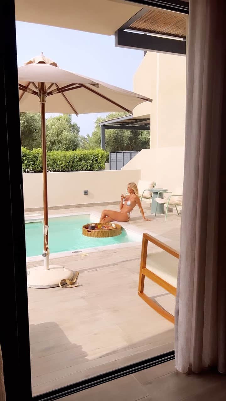 ナタリー・ジェーン・ローザーのインスタグラム：「THIS IS LUXURY.  Imagine waking up to breakfast in your own private pool in this dream resort in Ierapetra, Crete 🇬🇷☕️🍇  📍 @numoierapetra // @luxury.escapes 💙 gifted stay」