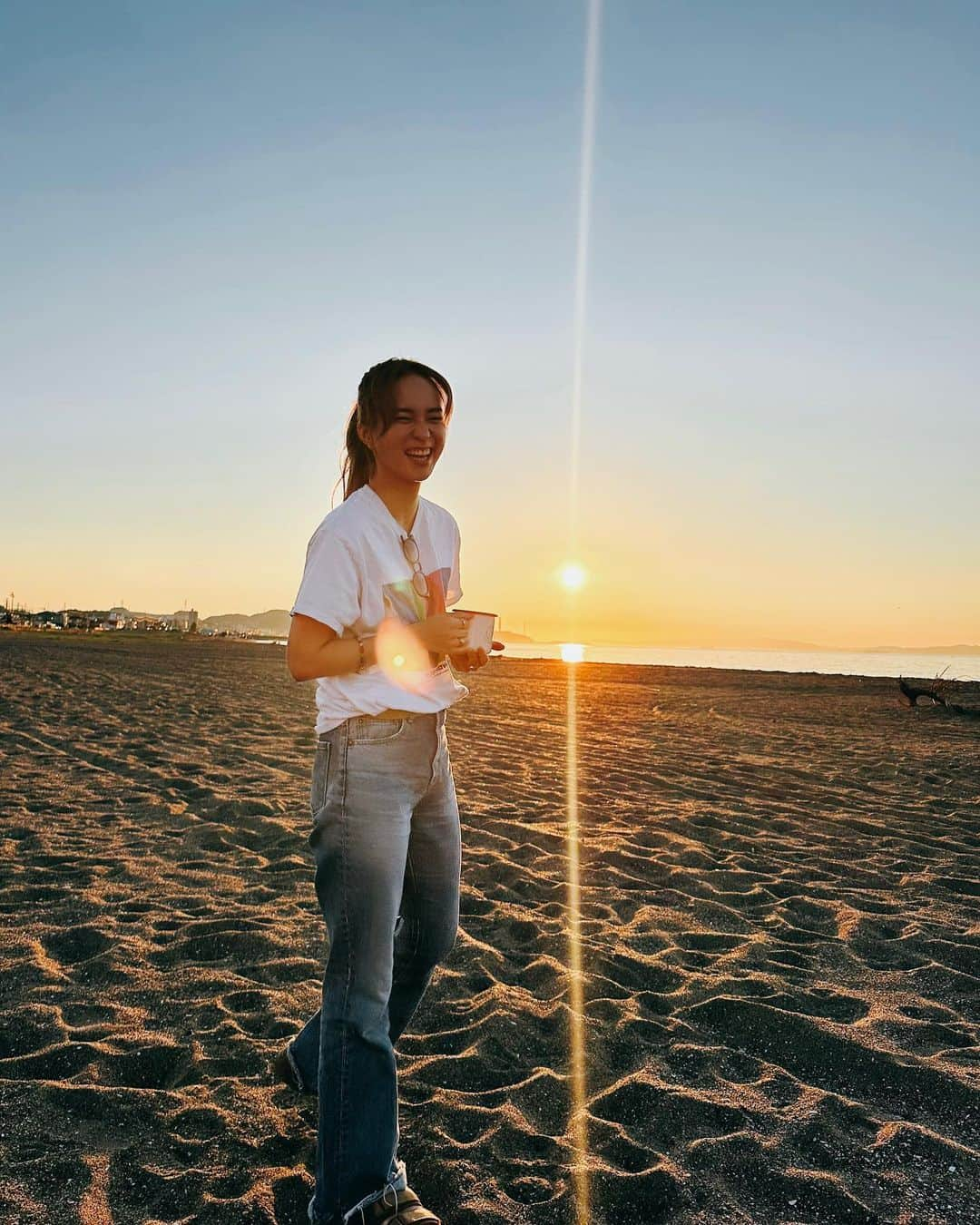 レオラのインスタグラム：「早起きして日の出見ながら 淹れたてのコーヒー飲んできた🌅💖 贅沢な時間でした😌☕️  YouTubeのキャンプ動画⛺️ #LaLa_Camp で来週upする予定です😌🫶🏻 お楽しみに！」