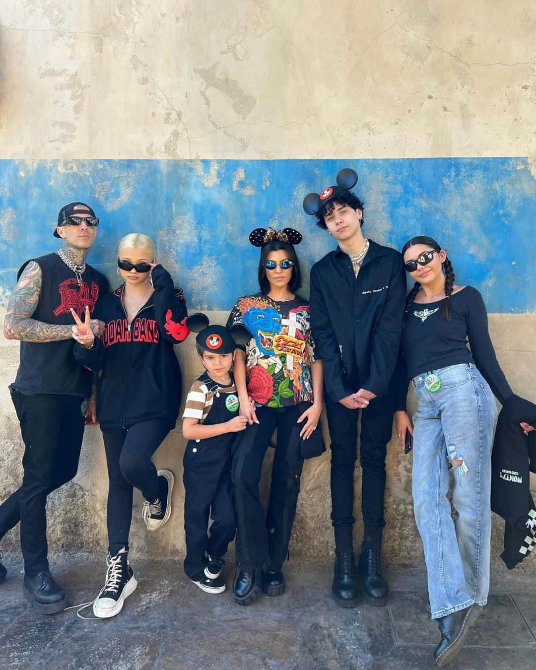 E! Onlineさんのインスタグラム写真 - (E! OnlineInstagram)「The Barker band is adding a new member! Kourtney Kardashian is PREGNANT! Link in bio for her announcement. (📷: Instagram)」6月17日 15時40分 - enews