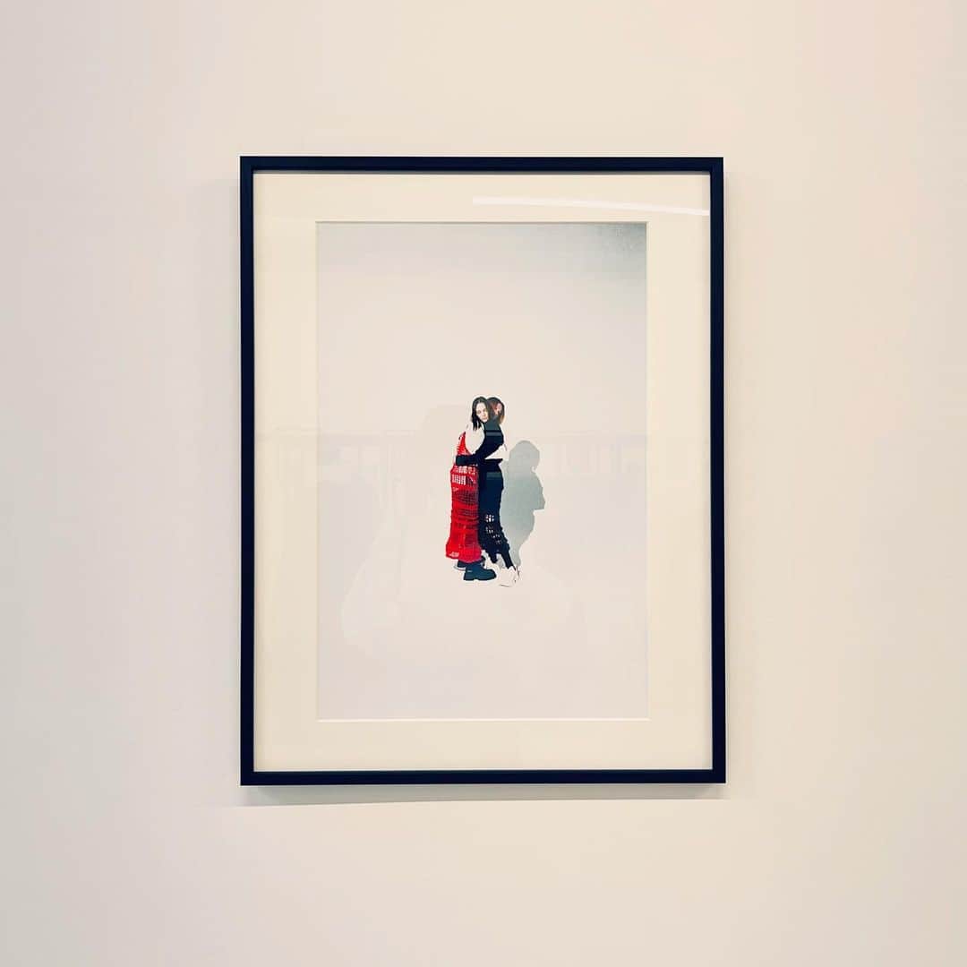 Reiのインスタグラム：「🧲  原宿でこみちゃんの写真展へ。 パターンが素敵なお洋服と 少し憂いのあるポートレート. モデルさんが透けて重なりあっている 写真好きだったな.  at my photographer friend Shun Komiyama's exhibition in Harajuku.  @shun_komiyama  @odakha_official」