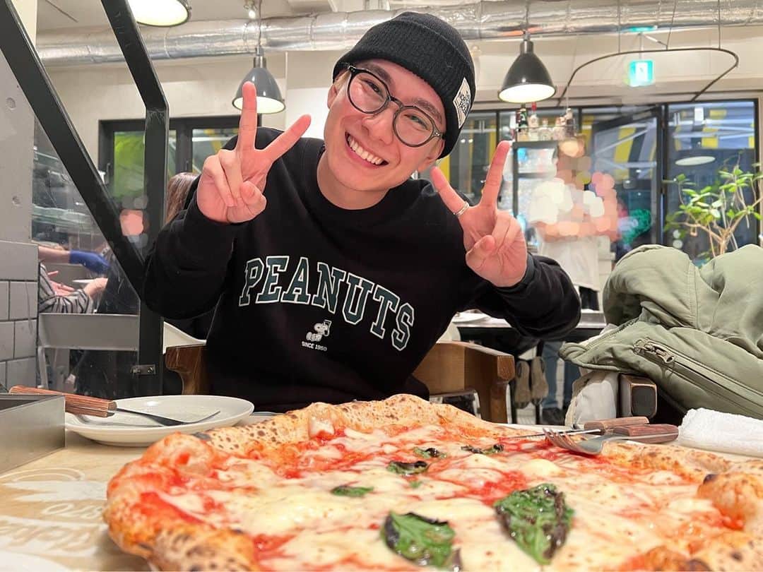 朝田淳弥のインスタグラム：「🍕🍕🍕 デッカイピザタベタ  #オフ田 #pizza」