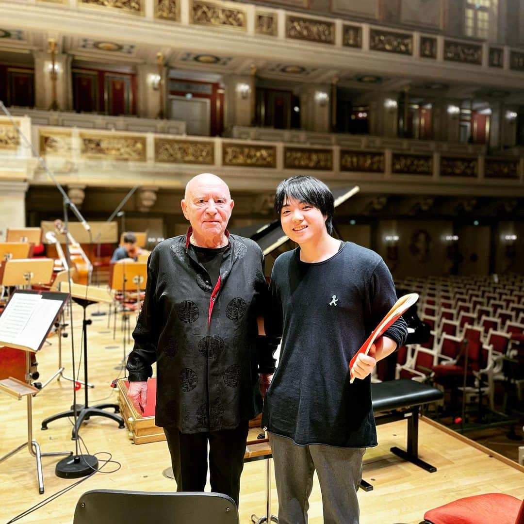 藤田真央のインスタグラム：「So nice to see you again with @christoph.eschenbach and having a wonderful rehearsal here in @konzerthausberlin  Don’t miss the concert on Sunday, which is his last concert as the chief conductor of berlin Konzerthausorchester.  #mozart #matinee #konzerthausberlin」