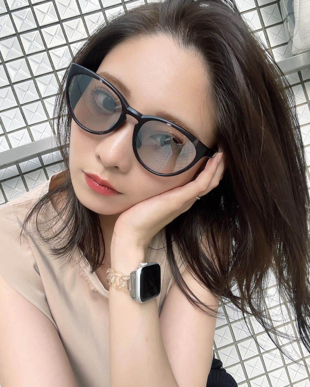 本谷紗己さんのインスタグラム写真 - (本谷紗己Instagram)「かっこよ！なサングラス🕶️ 最近お出かけやドライブの時に つけているサングラスは @outland_glasses   UVカット99%で紫外線予防☀️ 驚く軽さと、 鼻に跡がつきにくいノーズパッドで 鼻や頭、耳の形に合わせて調節もできるからほんとに快適で つけているのを忘れてしまうんです😂🩵  首から下げられるようにコードも付けて使用しています🫶  ミラーレンズは外から見ると 反射して見えますが 実際自分の視界はこんなにクリア👀(3枚目の動画🎊)  ケースの麦わらっぽい感じがまたかわいいんですよ〜！！🥹🤍🤍  サングラスかけるときは 前髪をちょっとかきあげたくなります🥰笑  こちらのサングラスもアウトドアにピッタリですが、もうひとつ 釣りの時にバッチリなサングラスもあるのでそちらもまたご紹介します🕶️😎  #サングラス　#調光レンズ #調光  #outland #アウトランド　#ポジティブアクティブアグレッシブ　#紫外線対策　#pr #ドライブ」6月17日 15時51分 - sappyon38