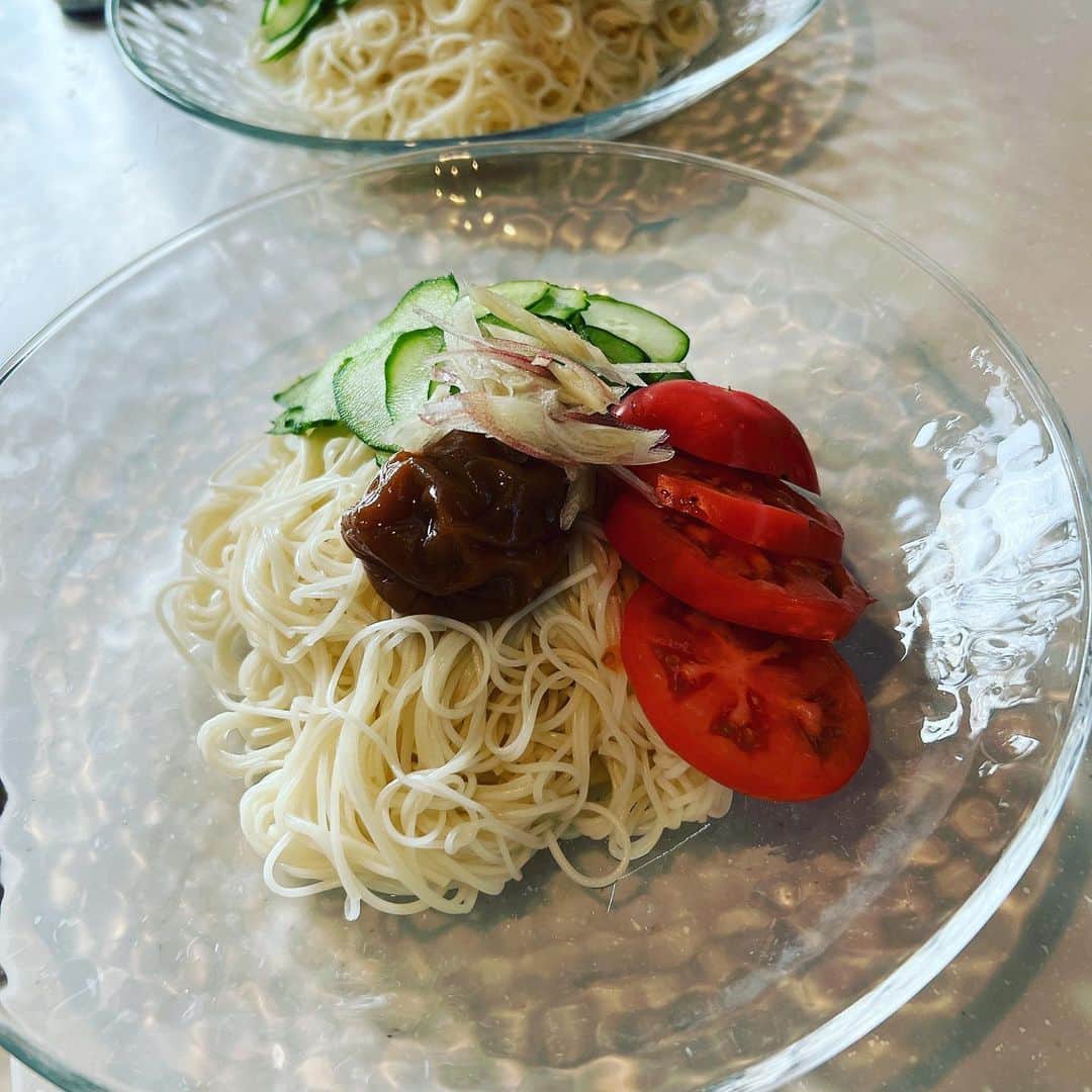 羽野晶紀さんのインスタグラム写真 - (羽野晶紀Instagram)「小豆島の手延べ素麺。 美味しいよね〜 茗荷、入れるタイプですか？ 茗荷と言えば… #1秒先の彼　もうすぐ公開だよ〜😊　私、ミョウガに敏感な役で出てます😊　#羽野晶紀」6月17日 15時52分 - hano_aki