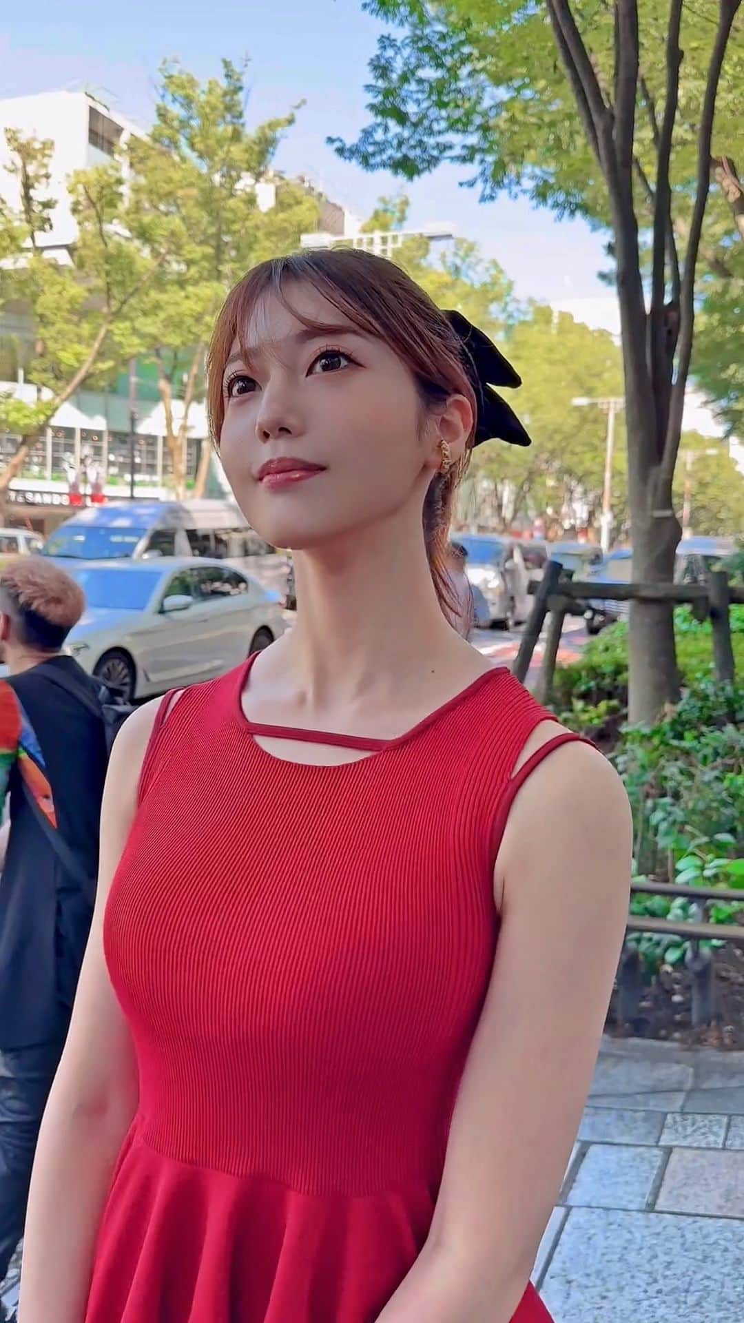 のインスタグラム：「天気が良い日…☀️  ポニーテールに黒リボン＆真っ赤なワンピースで とってもドーリーな日でした🐈🖤  打ち合わせ前に表参道をふらふら歩いた😚  このワンピースはたくさん質問があったけど、 @cocodeal_official で購入したよ❤️ シルエットも女の子らしてお気に入り〜！  #表参道 #ワンピース　#ポニーテール」