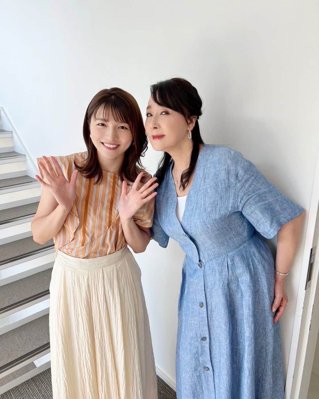 清水麻椰さんのインスタグラム写真 - (清水麻椰Instagram)「今日のOA終わりのこと✨ なんと、浅野さんから「写真を撮ろう」と声をかけてくださり、念願のツーショットを撮らせていただきました🥹💕  いつも優しく、気品に溢れていて 時に大胆な浅野さんに 憧れの気持ちがどんどん大きくなっていきます💕  お互い神戸出身という共通点も、さらに嬉しい😚💕  浅野さんは来週で #サタプラ マンスリーゲスト最終回… 寂しくなりますが、来週も一緒に放送を楽しめますように👯‍♀️💕」6月17日 15時59分 - mayasmz