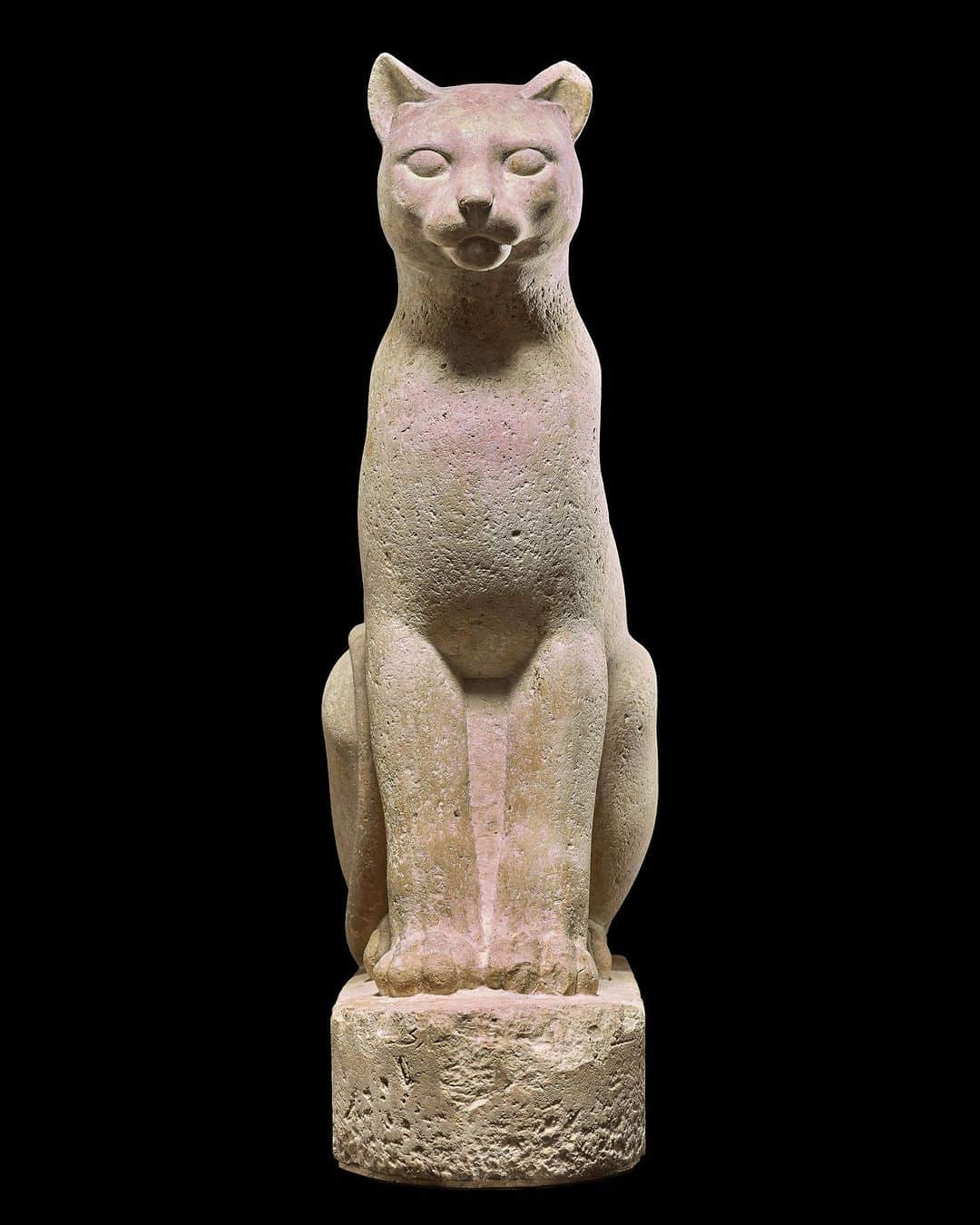 大英博物館さんのインスタグラム写真 - (大英博物館Instagram)「#DidYouKnow that the ancient Egyptian word for cat was ‘mioew’? 🐈  This upright cat statue sits in typical Egyptian fashion, and was probably intended as a dedication to the cat-goddess Bastet 🐱  🔎 Limestone figure of a seated cat. Naukratis, Egypt, 266–227 BC.   #BritishMuseum #AncientEgypt #Caturday」6月17日 16時00分 - britishmuseum