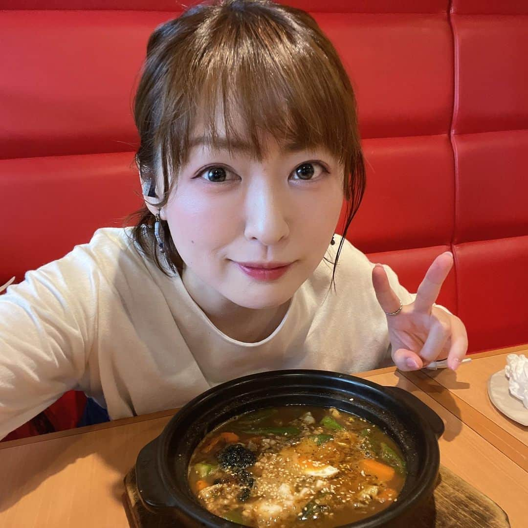 脇田唯のインスタグラム：「🍛  スープカレー大好き。 束の間の帰郷。  札幌、やっぱ、大好きだぁい！  あはーん。  スープカレー大好き。 やっぱ東京で食べられるようになったとは言えども、なんか違う。  スープカレーは北海道で食べないと、それは、スープカレーを食べたことにはなりませんので！（笑）  なんか、違うんすわ。やっぱ。  一旦、こちらで履修していただいてから、他の地域で食べてください（笑）  でも、それは、代わりでしかなくて。もう別もんです。  たぶん、ご当地の様々にそういうのんがあるんだと思います。  サッポロクラシックも、 たぶん、札幌で飲むから美味いんやわ。  #スープカレー #ばぐばぐ #道民 #脇田唯」