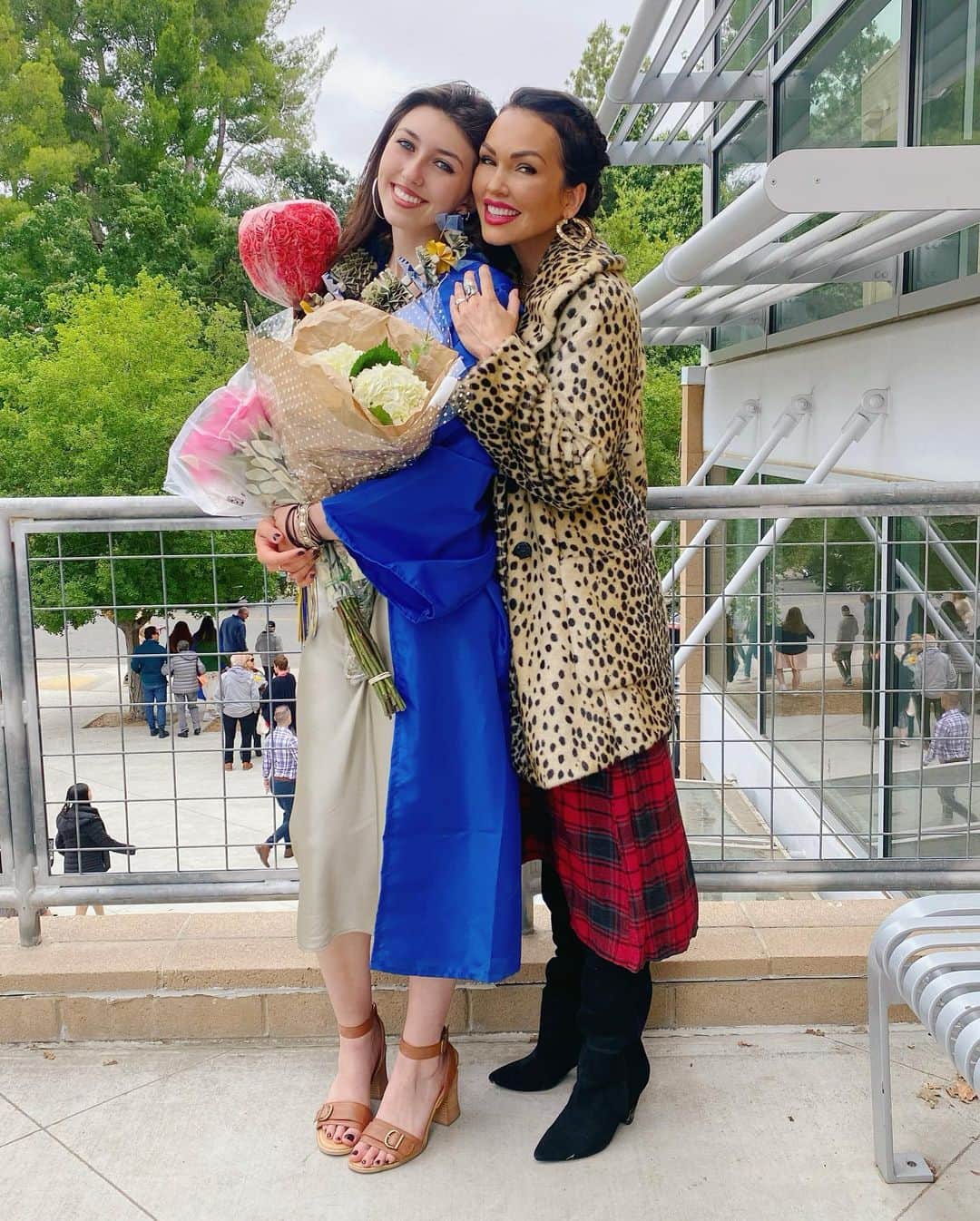 カンディー・ジョンソンのインスタグラム：「This post took me all day & several tears to make😭:  1. I can’t believe my Alani has graduated high school🥹 (i had cried off about 60% of my eye makeup & mascara this picture)  2. 2011: It feels like yesterday I was holding her as a precious, blue eyed baby. Tears filled my eyes today looking at her adorable little face, in her kindergarten graduation cap and her tiny hand, holding her little paper “diploma” scroll🥹  3 & 4:  Fast forward what feels like a few blinks of my eyes and years disappeared into senior photos and high school graduation photos😭🥹🎓  5. This was my first cry of the day: watching my beautiful, young woman, gracefully walk with confidence in her cap & gown…as if time sped up and my heart still wanted to rewind time and hold onto her being little, a little while longer❤️  6. We all tried to be the family that cheered, hollered, whistled and yelled the loudest…especially since I didn’t end up ordering the cowbells I thought would be fun and the family next to us with the air horn did make me wish I bought some.  7. Afterwards when I hugged her…my heart just sprang a love-leak I couldn’t stop crying and holding onto my baby girl who graduated❤️  8. Alani with all her siblings & cousins ❤️ who all cheered the loudest!  9. With her Nonni & Nana - in a complete “grandma sandwich” of love ❤️   10. Alani & her sweet boyfriend, Jadyn - who wins for best “vintage tuxedo t-shirt” award also!   To my Alani…(oh no, I’m crying again😭🥹😂)… My first baby girl, you’re my heaven-made-best-friend (I know people say you can’t be friends with your kids but I think you can be their parent and they can be your best friend too❤️) since before I even saw your face.  You are filled with so much creativity, from writing that’s brought me to tears and in awe of your talent, to your works of art that have amazed me. Everything you touch and do, is turned into art. Even though you love punk music and playing the bass, your tender, kind and caring heart will always be the music that your heart plays for the world.  You will do great and creative things my beautiful girl❤️And I’ll always cheer you on! I love you forever & always, your biggest fan for life, Mama❤️」