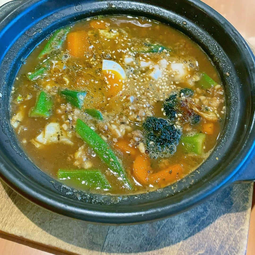 脇田唯さんのインスタグラム写真 - (脇田唯Instagram)「🍛  スープカレー大好き。 束の間の帰郷。  札幌、やっぱ、大好きだぁい！  あはーん。  スープカレー大好き。 やっぱ東京で食べられるようになったとは言えども、なんか違う。  スープカレーは北海道で食べないと、それは、スープカレーを食べたことにはなりませんので！（笑）  なんか、違うんすわ。やっぱ。  一旦、こちらで履修していただいてから、他の地域で食べてください（笑）  でも、それは、代わりでしかなくて。もう別もんです。  たぶん、ご当地の様々にそういうのんがあるんだと思います。  サッポロクラシックも、 たぶん、札幌で飲むから美味いんやわ。  #スープカレー #ばぐばぐ #道民 #脇田唯」6月17日 16時07分 - post_yui