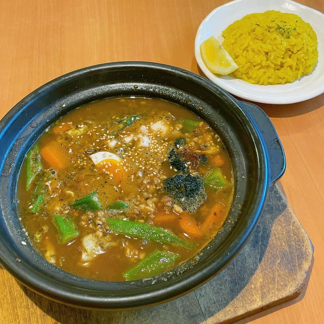 脇田唯さんのインスタグラム写真 - (脇田唯Instagram)「🍛  スープカレー大好き。 束の間の帰郷。  札幌、やっぱ、大好きだぁい！  あはーん。  スープカレー大好き。 やっぱ東京で食べられるようになったとは言えども、なんか違う。  スープカレーは北海道で食べないと、それは、スープカレーを食べたことにはなりませんので！（笑）  なんか、違うんすわ。やっぱ。  一旦、こちらで履修していただいてから、他の地域で食べてください（笑）  でも、それは、代わりでしかなくて。もう別もんです。  たぶん、ご当地の様々にそういうのんがあるんだと思います。  サッポロクラシックも、 たぶん、札幌で飲むから美味いんやわ。  #スープカレー #ばぐばぐ #道民 #脇田唯」6月17日 16時07分 - post_yui