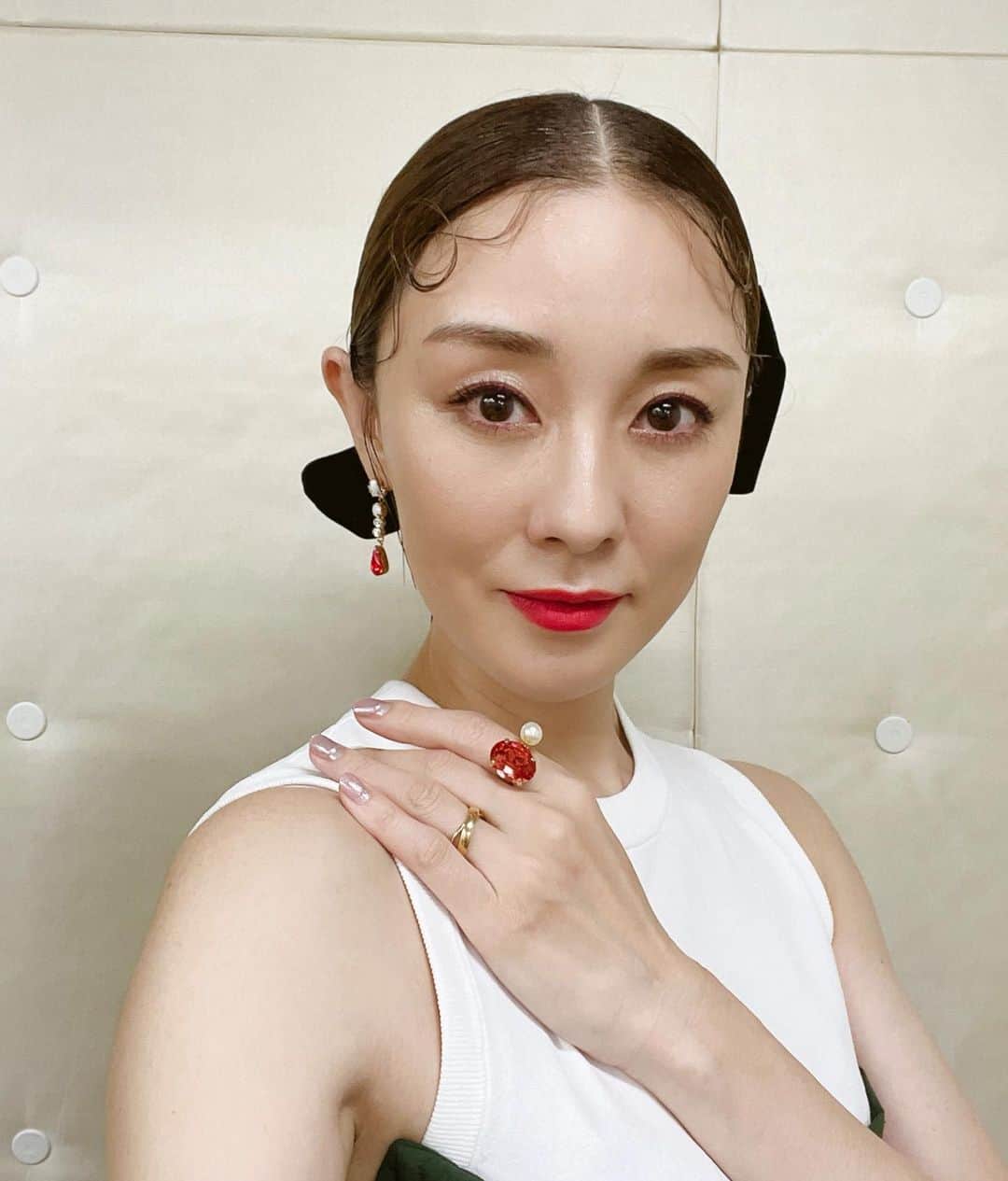 伊藤歩のインスタグラム：「昨日は清水崇監督作、映画「忌怪島/きかいじま」 初日舞台挨拶でした💓産毛クルクルして貰ってご機嫌🫶🏻  《STORY》 未だシャーマンが棲む島、 その島でVR研究を行う片岡友彦とチーム「シンセカイ」  突然のシステムエラー、突如出現するシャーマンは語る、「それは“イマジョ”じゃ…」交わり始める異世界と現実世界、瞬く間に島を覆う怪奇と死─ 。“イマジョ”との関係は？彼らは謎を解き明かし、生きて島を脱出することができるのか…！  私はチーム『シンセカイ』を纏めるチーフ井出文子を演じました。ネタバレになるので、これ以上語れず(笑)  ぜひ、劇場でご覧ください🤗　  Hair-makeup @mikako888   Bare top&Skirt @dawei_studio Tops @un3d_official Pierce&Ring(right) @masaejewelry Ring(right) @ov_jewelry_official bracelet&Ring(left) @artidaoud  映画「忌怪島/きかいじま」@kikaijima2023」