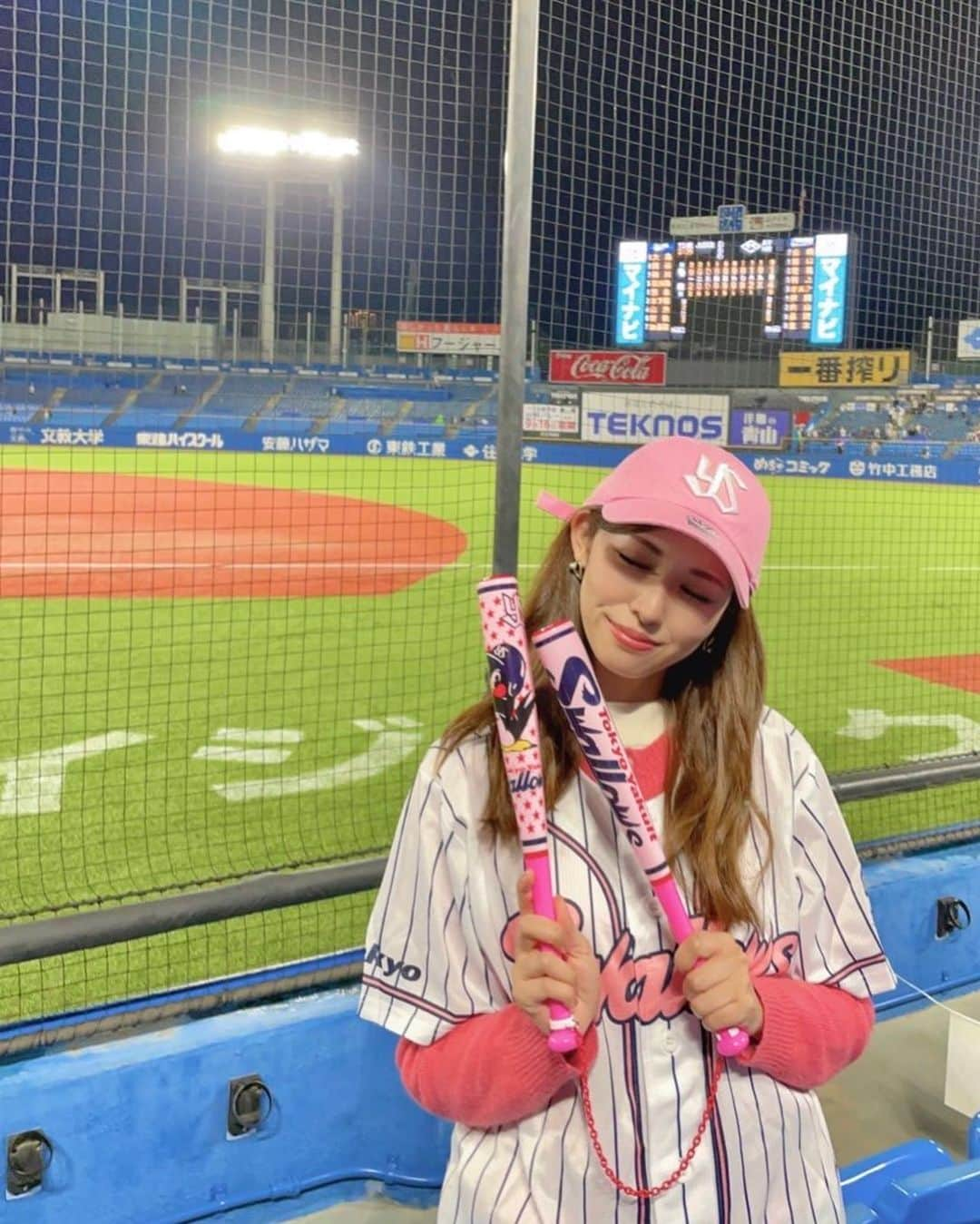 橘ゆりかさんのインスタグラム写真 - (橘ゆりかInstagram)「⚾️🐧⛱️ ⁡ ⁡ 5月の前半に行ったヤクルト応援📣😆 2日間すわほーだった日！！ ⁡ 神宮球場、日本青年館ホテルアングル✌️ ⁡ ⁡ #野球観戦 #東京ヤクルトスワローズ #神宮球場 #日本青年館ホテル #橘ゆりか #ヤクルトスワローズ #すわほー #ドアラ #つば九郎 #つばみちゃん #swallows #時差投稿」6月17日 16時15分 - yuricalcal